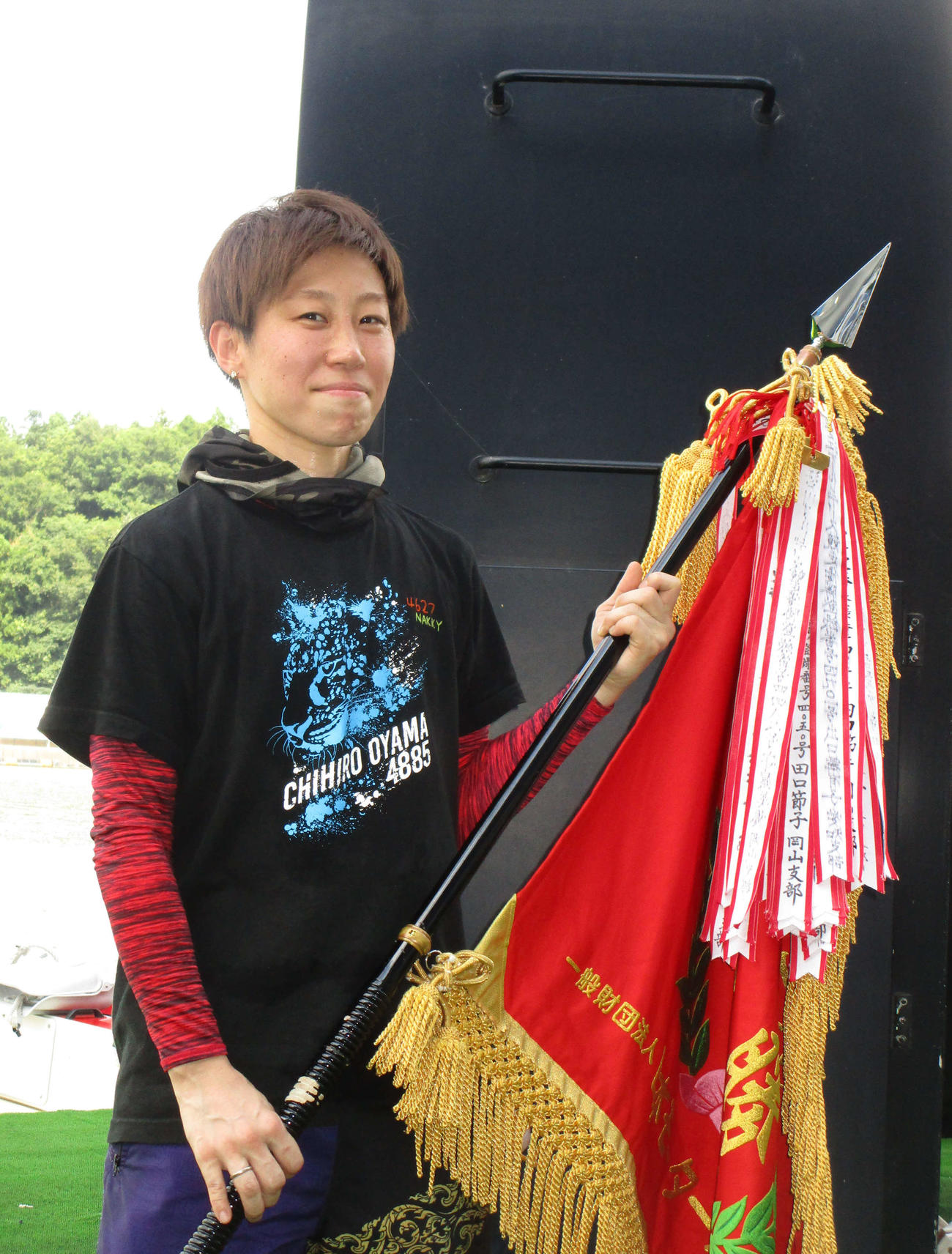 藤原菜希が今年3度目の優勝を飾り、優勝旗を手にした