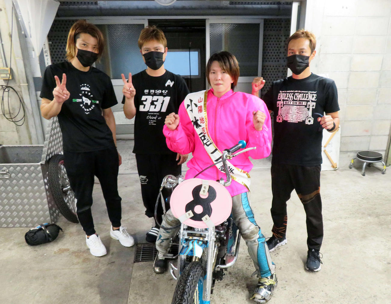 鈴木圭一郎がG2・5度目の優勝を飾り、同期らと写真撮影