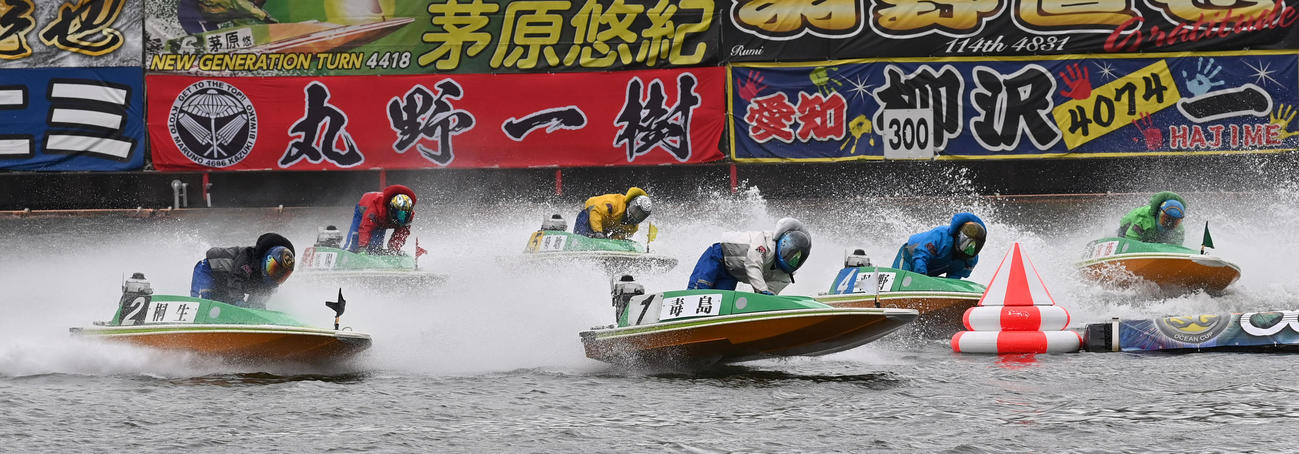 貫禄のイン逃げで、12Rドリーム戦を制した毒島誠（撮影・前岡正明）