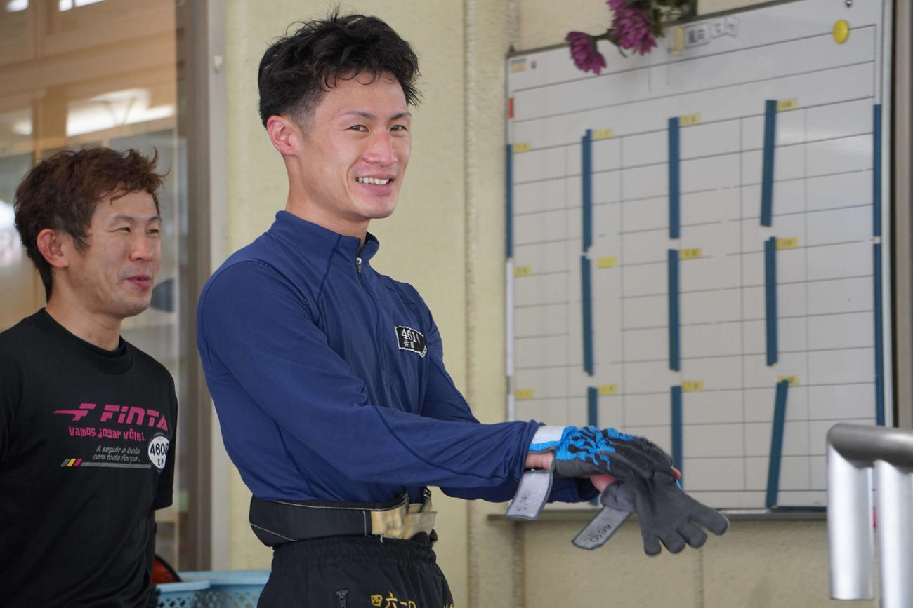 佐藤大佑（右）はペラを片面だけたたいて2日目に挑む（左は荒井翔伍）