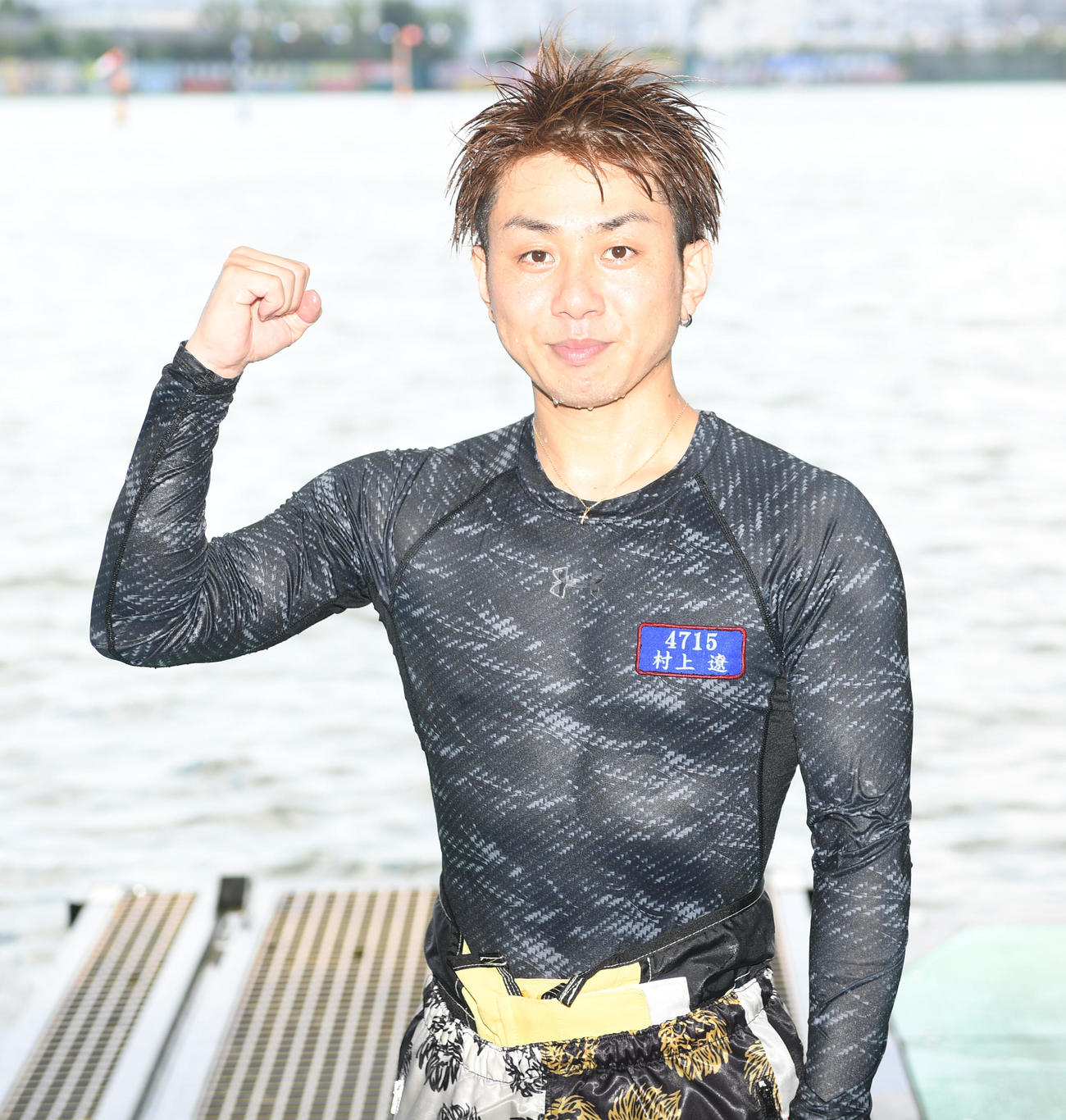 SG初勝利の村上遼は水神祭で祝福されガッツポーズ（撮影・前岡正明）