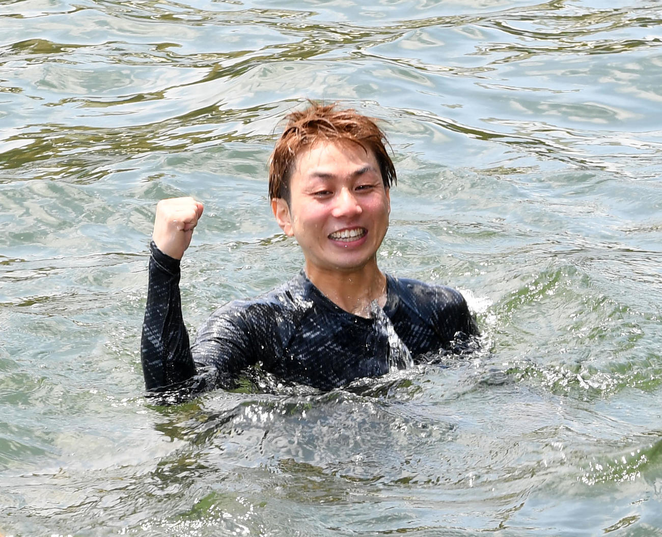 SG初勝利の村上遼は水神祭で祝福されガッツポーズ（撮影・前岡正明）