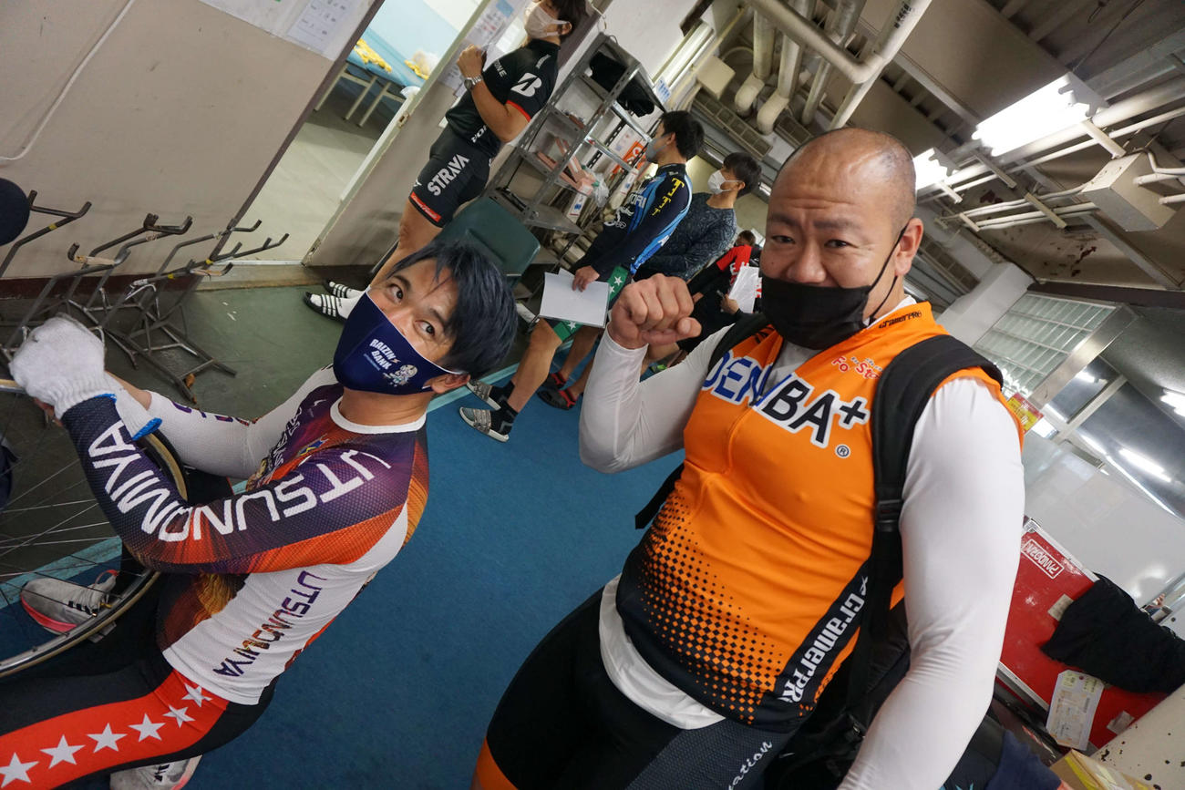 特選の作戦に迷う隅田洋介は元同県の磯田旭(左)に冷やかされる