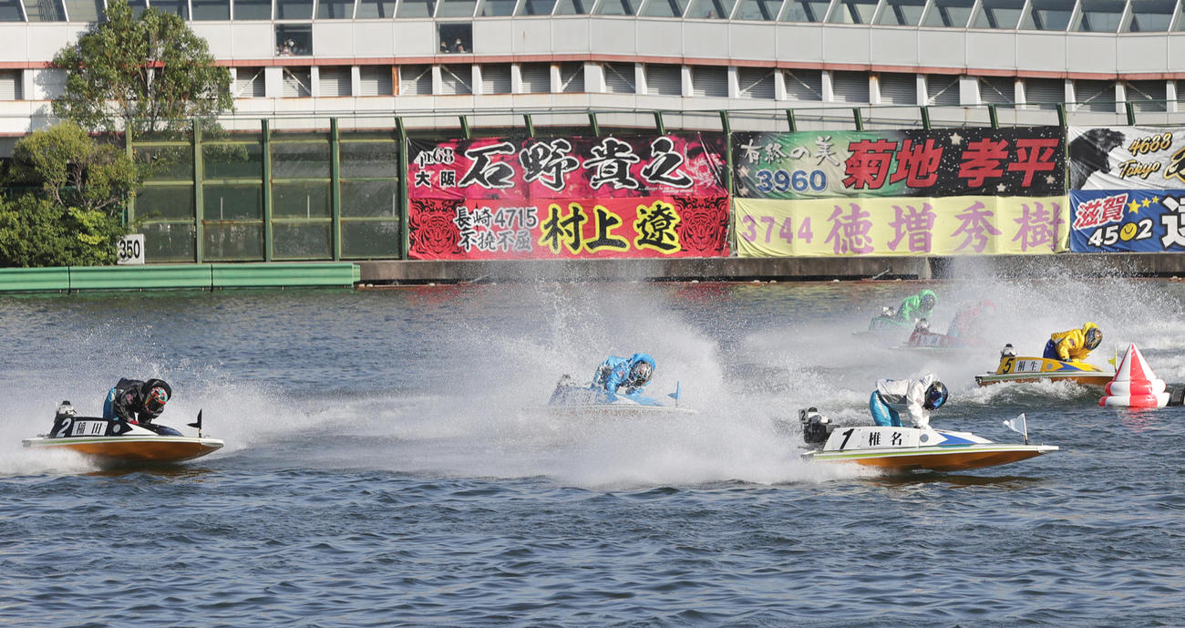 2着に敗れた稲田浩二（左）