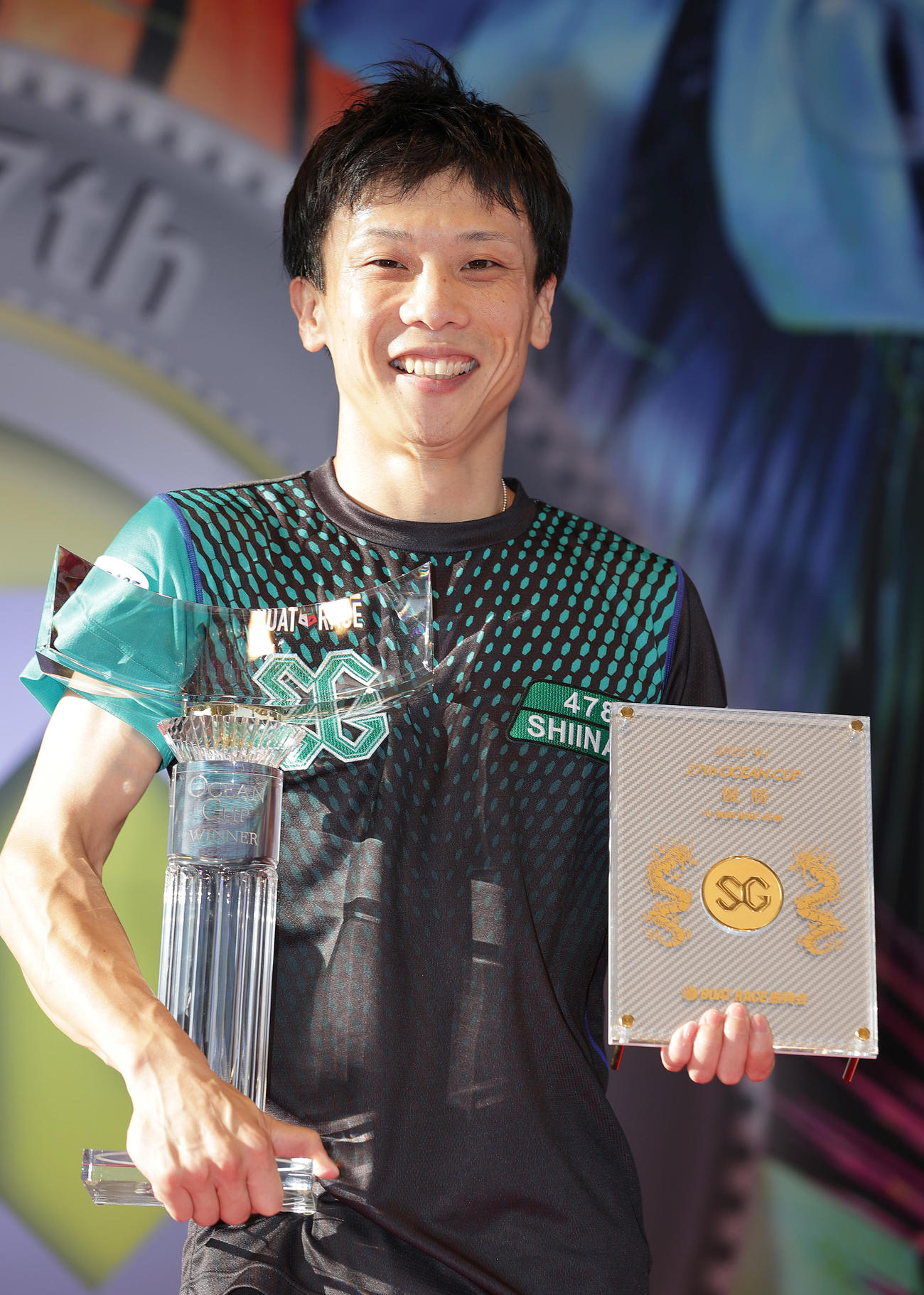 笑顔で優勝トロフィーとメダルを手にする椎名豊（撮影・前田充）