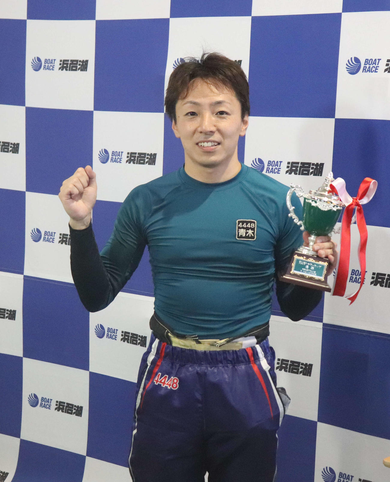 青木玄太が今年2回目の優勝を決めてガッツポーズ