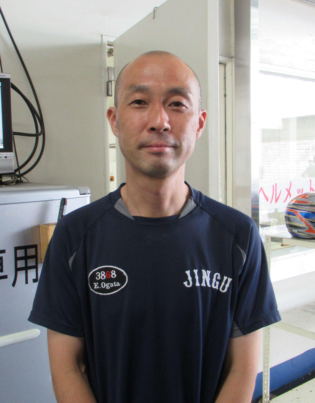 オープニングレースを押し切って快勝し笑顔の尾形栄治