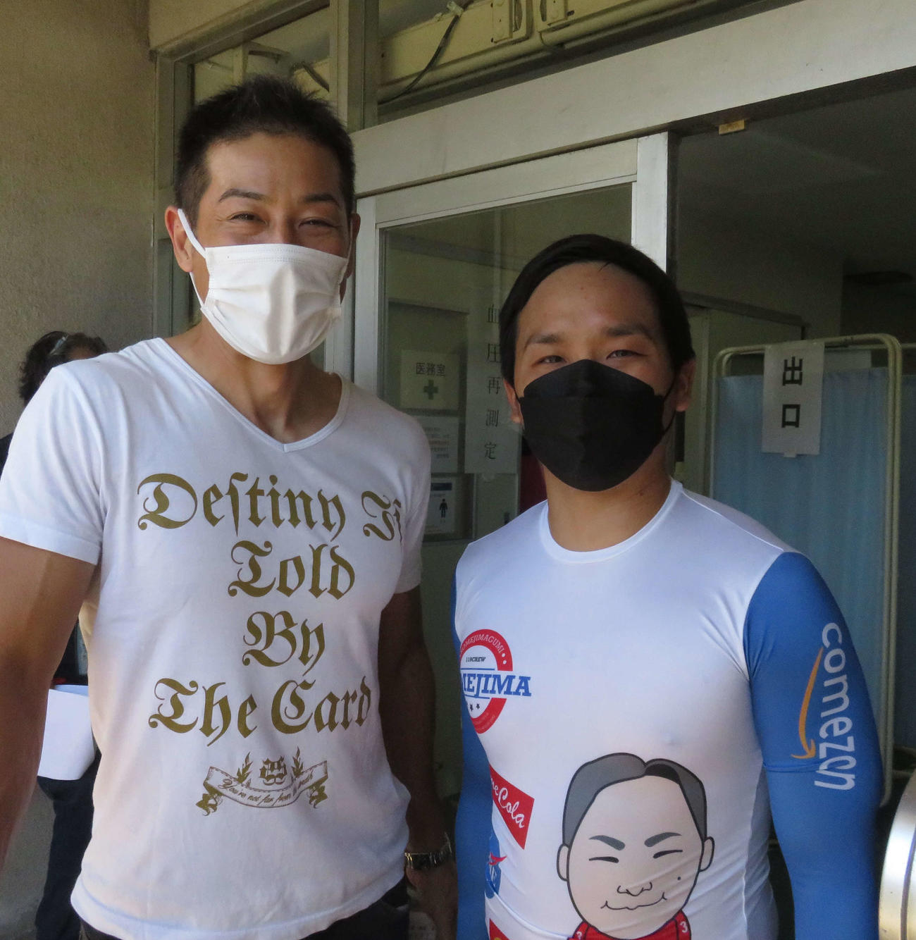 米嶋恵介（右）が松本大地と好連係を誓う（撮影・野島成浩）