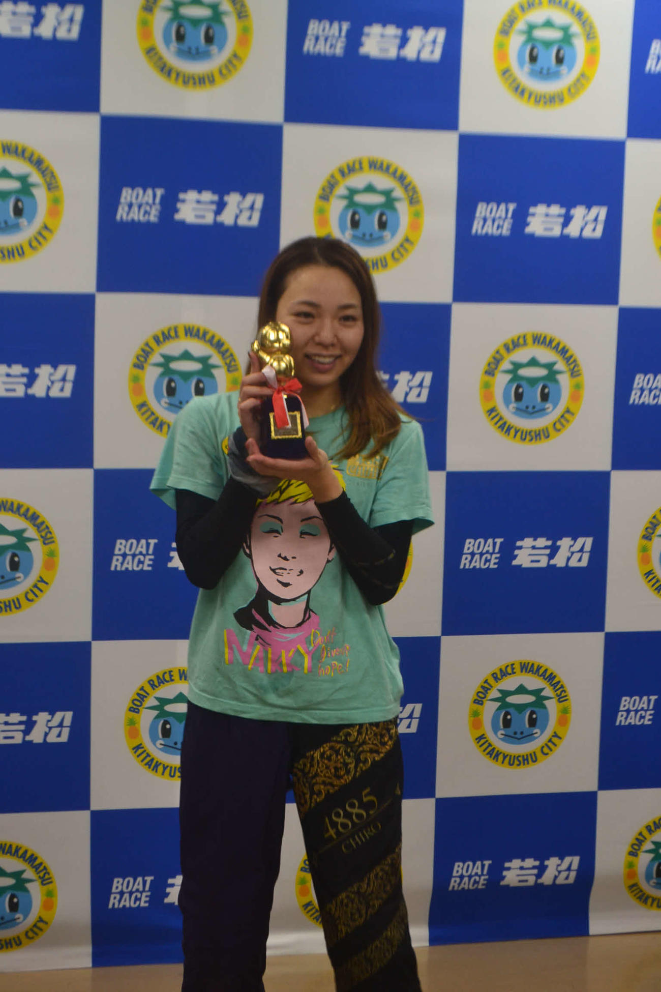 逃げて今年優勝を決めた大山千広は、かっぱくんトロフィーを手に笑顔を見せた