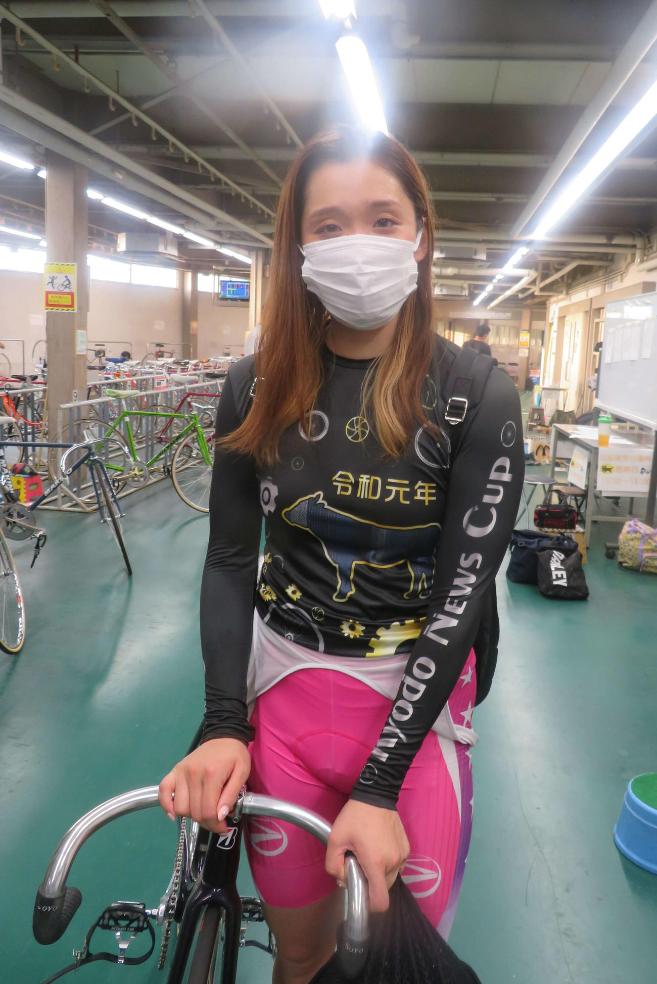 吉川美穂が俊敏な立ち回りで柳原真緒に挑む