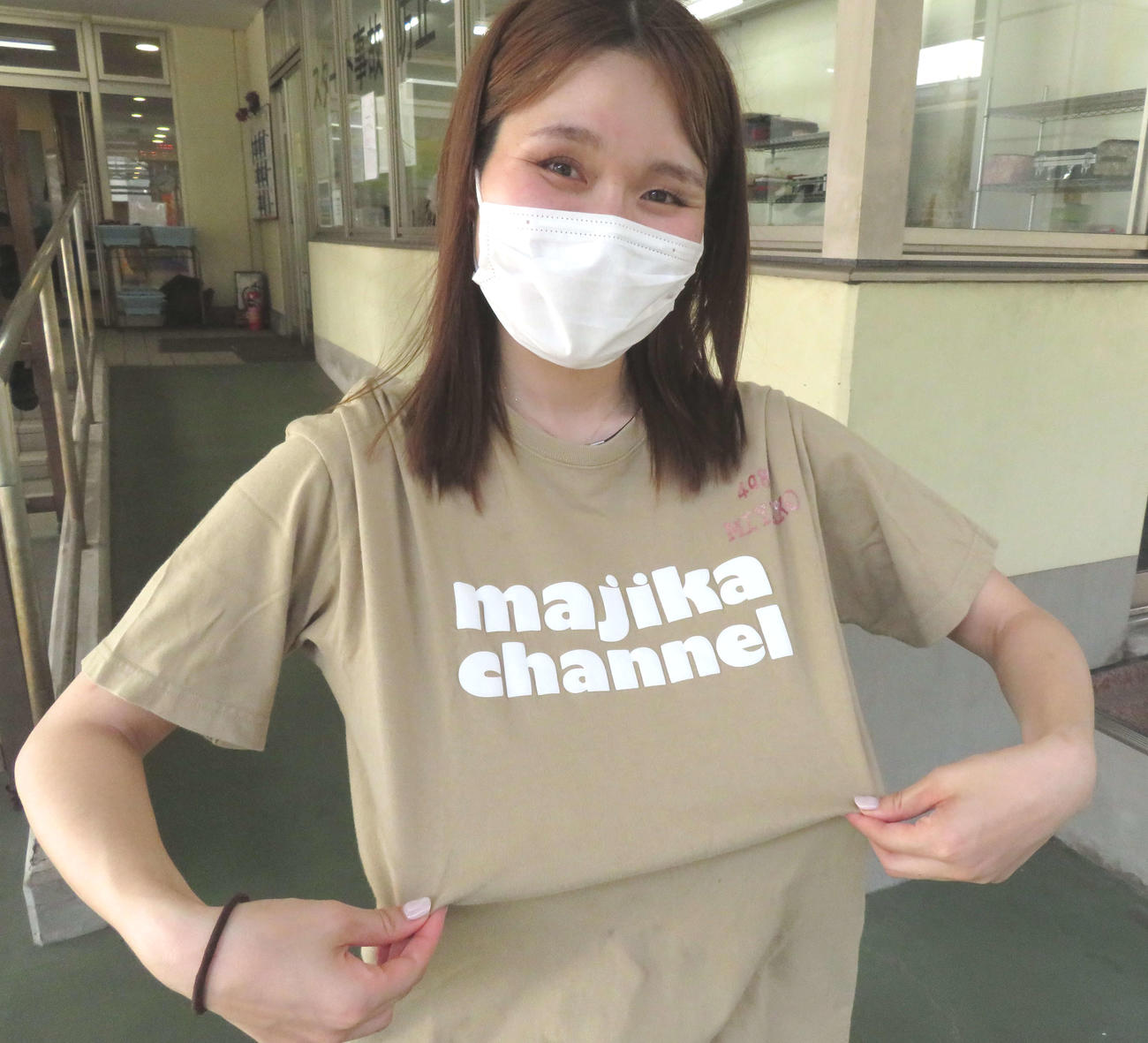 元レーサー関谷聖二のYouTubeチャンネルをPRする島倉都