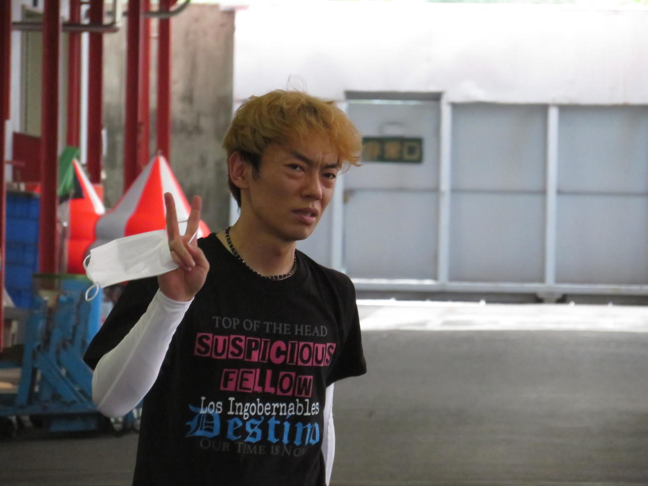 暑さに耐え、ピースサインの山口達也
