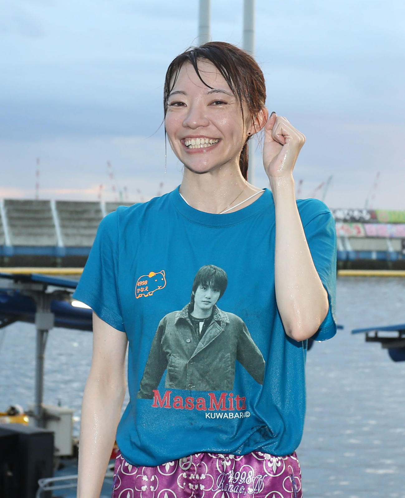 水神祭で祝福され、ガッツポーズをする中村かなえ（撮影・屋方直哉）