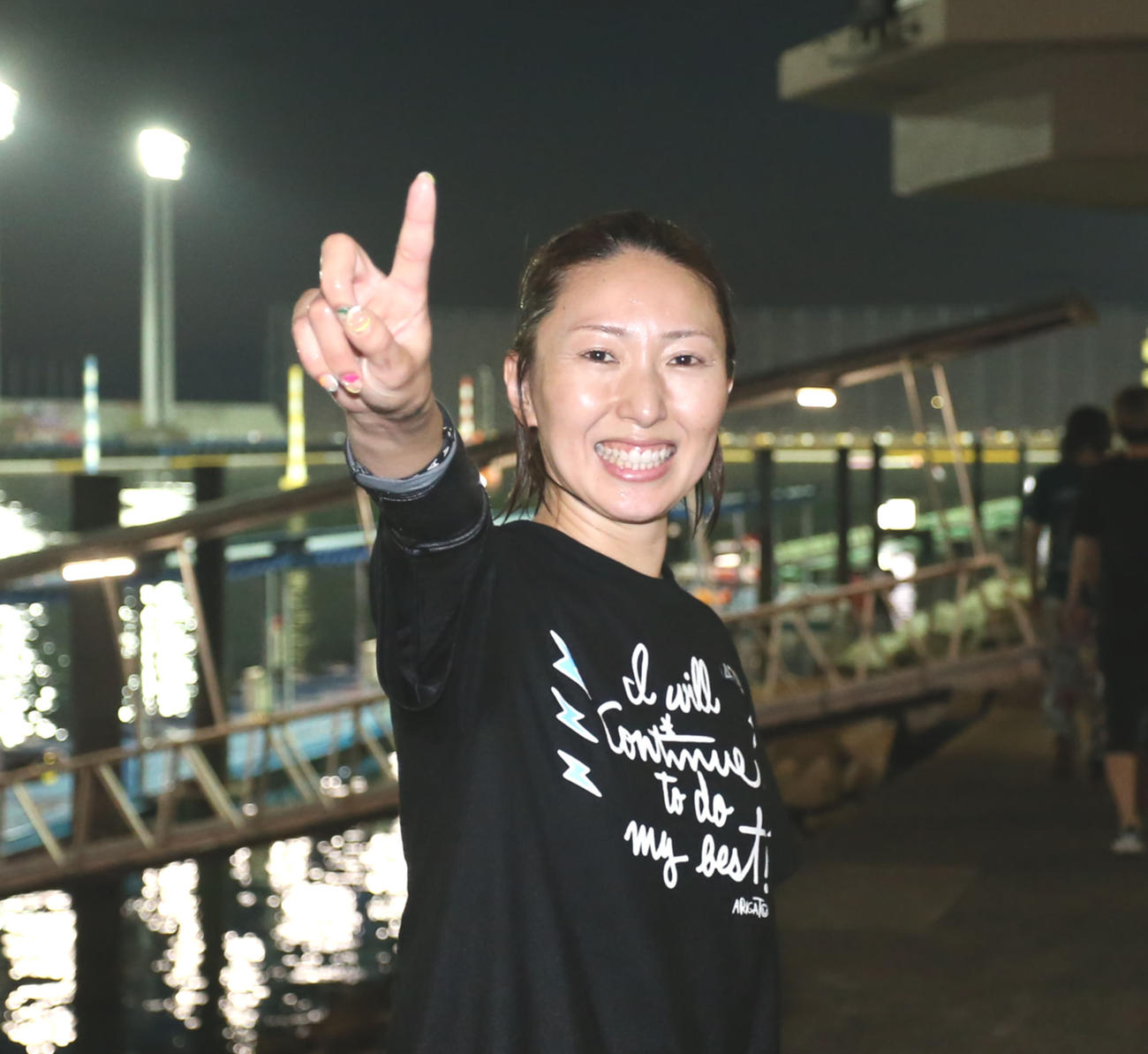 水神祭で祝福され、ポーズを決める島田なぎさ（撮影・屋方直哉）