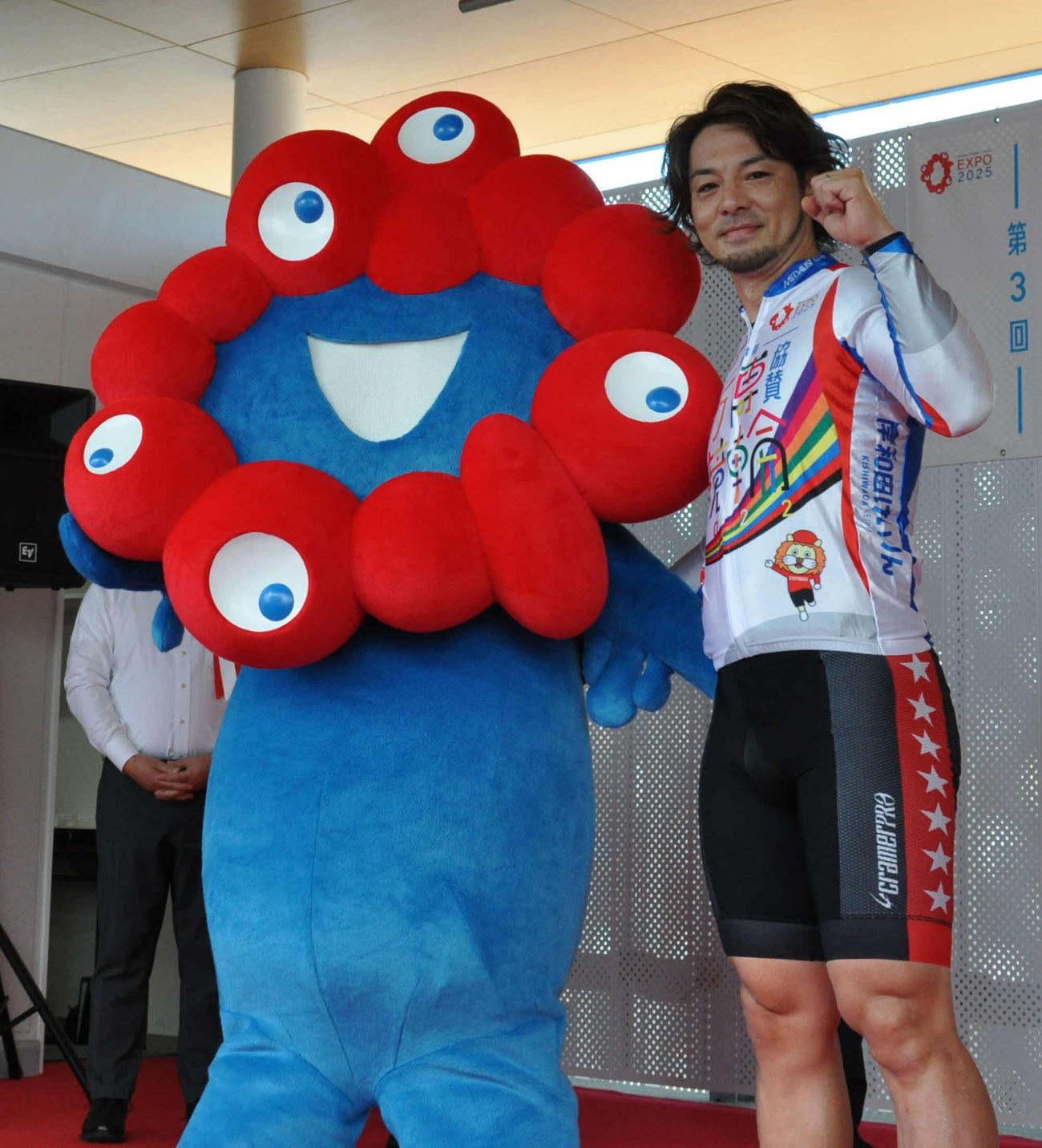優勝した山本伸一は大阪・関西万博公式キャラクターの「ミャクミャク」とポーズを取る（撮影・山田敏明）