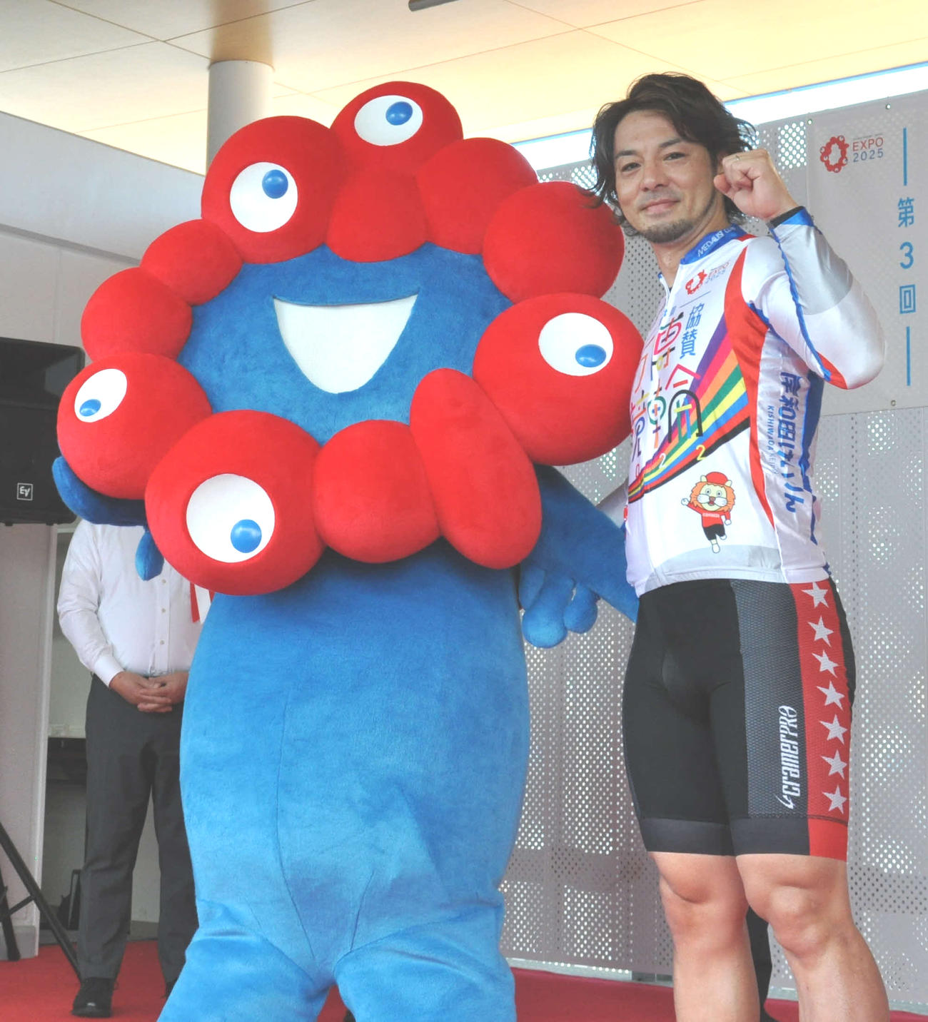 優勝した山本伸一は大阪・関西万博公式キャラクターの「ミャクミャク」とポーズ