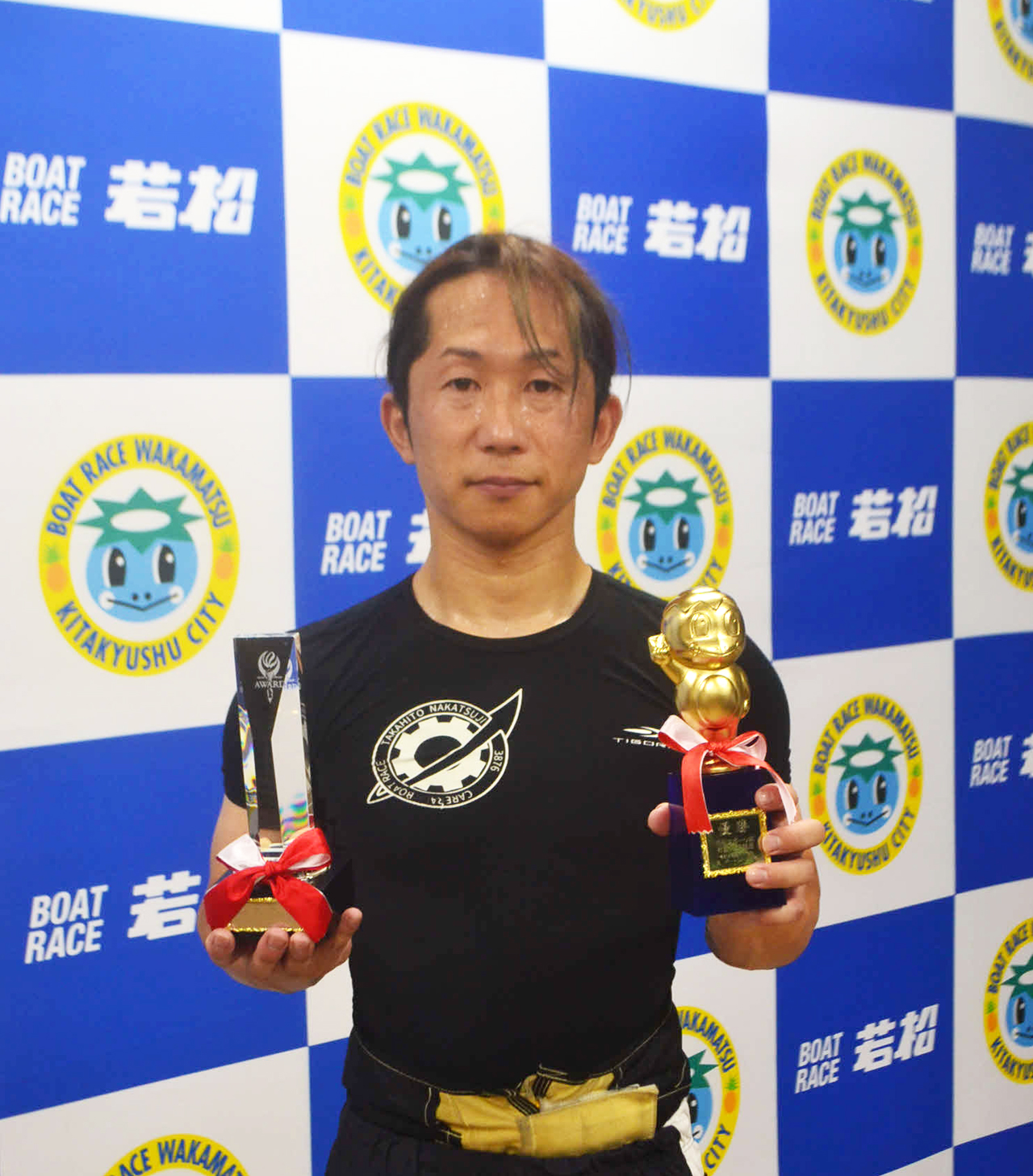 中辻崇人は今年2度目の優勝を決め、日刊スポーツ杯とかっぱくんトロフィーを手にする