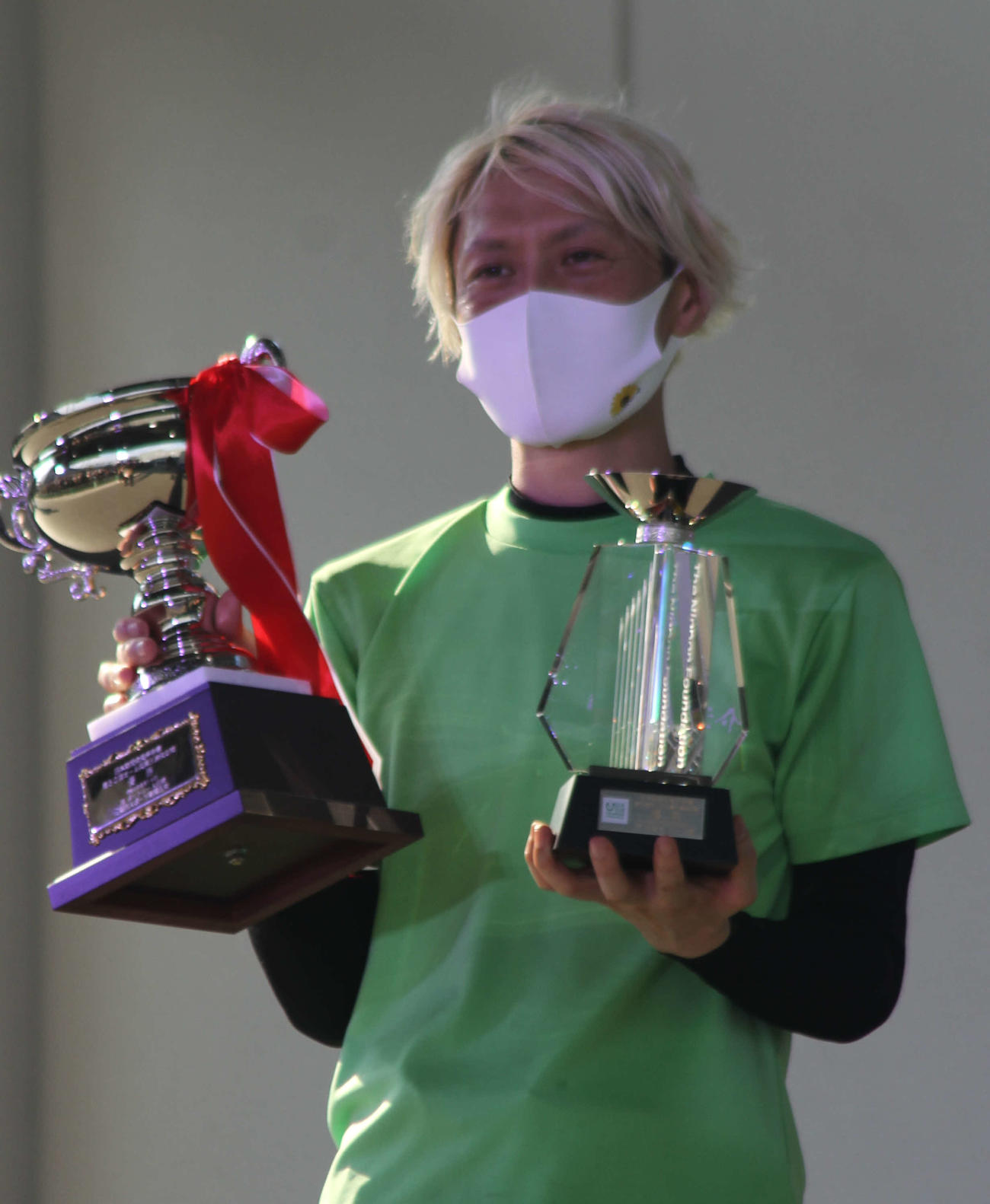 藤岡俊介がオール兵庫初制覇を遂げて、優勝カップを手にした（撮影・北條直治）