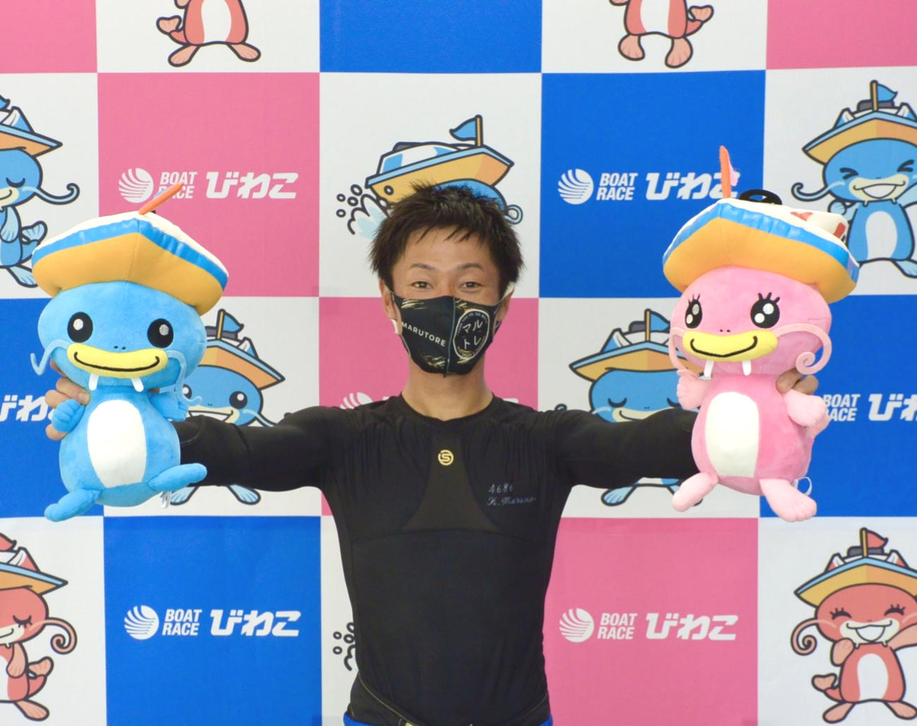 師匠を破っての地元優勝を飾った丸野一樹が、びわこボートマスコットのビナちゃん（左）とビーナスちゃんを手に喜びを表した