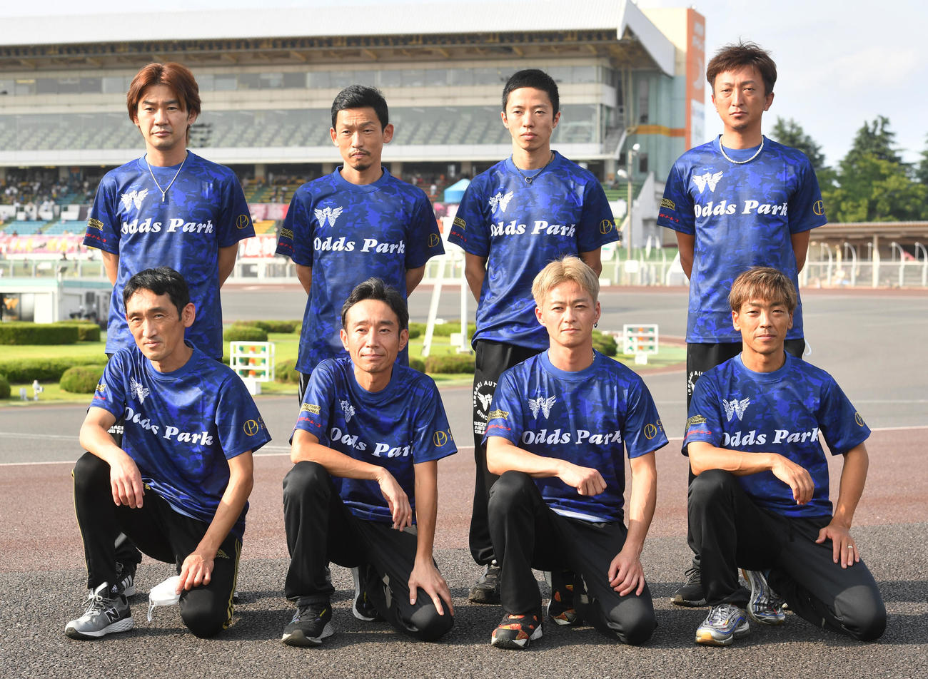 優勝戦出場選手紹介で記念撮影に納まる、前列左から伊藤信夫、永井大介、早川清太郎、青山周平、後列左から加賀谷建明、中村雅人、小林瑞季、荒尾聡（撮影・柴田隆二）