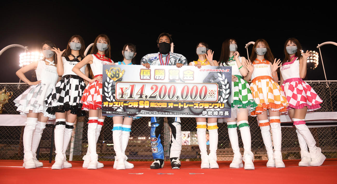 優勝した青山周平はG★Smilグリッドガールと賞金ボードを持ち記念撮影に納まる（撮影・柴田隆二）