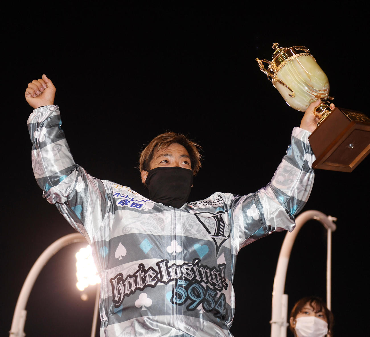 優勝カップを掲げる青山周平（撮影・柴田隆二）