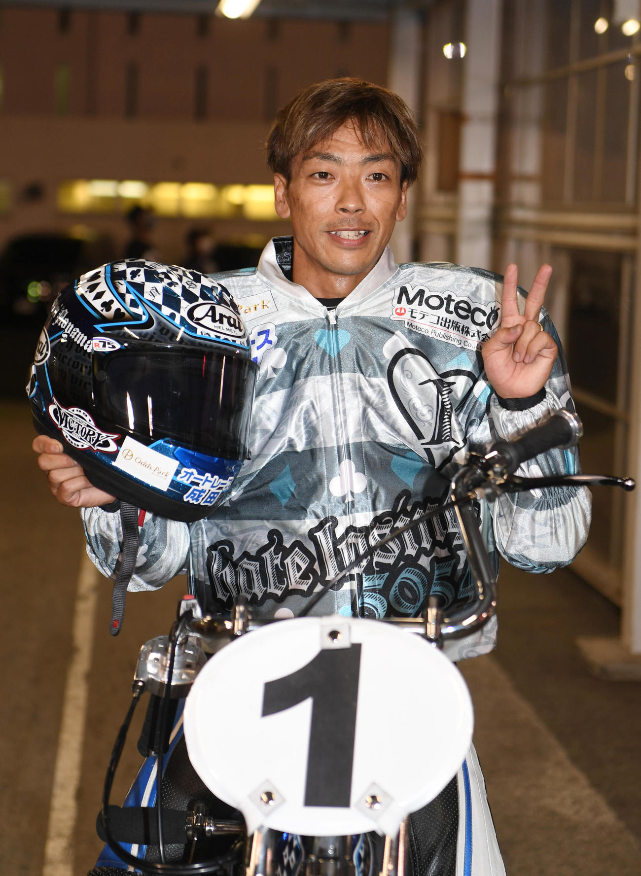 優勝した青山周平はVサインで喜ぶ（撮影・柴田隆二）