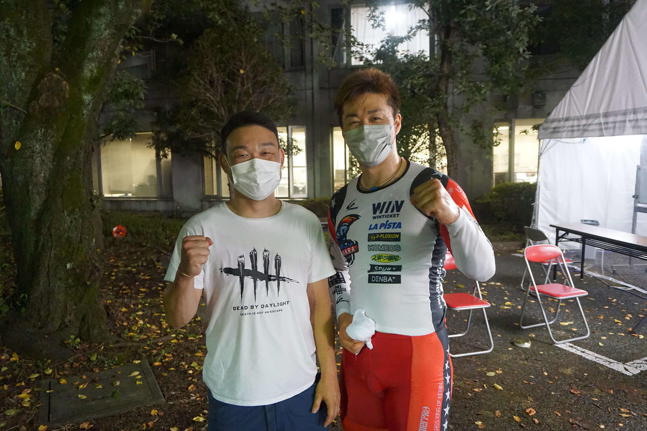 けがを押して1着締めの平原康多は武藤龍生(左)と奮闘をねぎらい合った