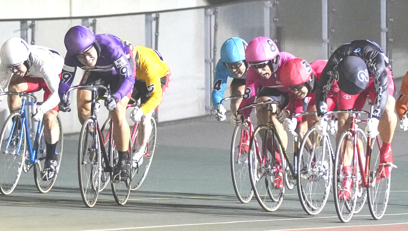 決勝でゴールする1着の脇本雄太（左から2人目）、2着の松浦悠士（右）、3着の守沢太志（右から2人目）（共同）
