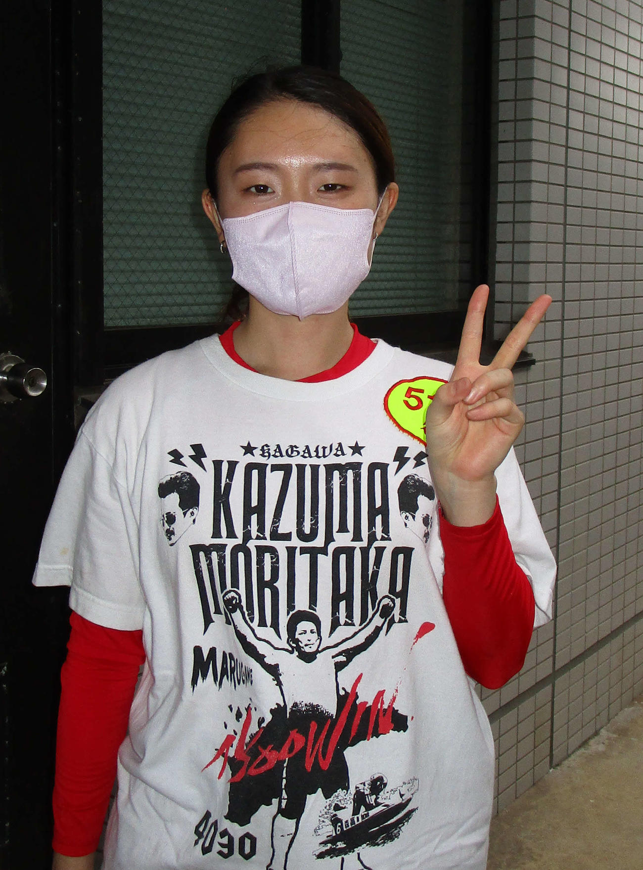 初の予選突破を果たし、Vサインの谷口佳蓮（撮影・安井雅彦）