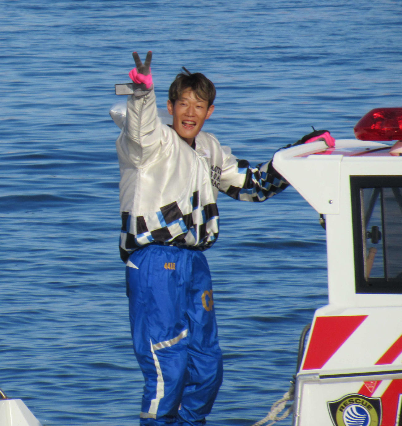 茅原悠紀が優勝を決め船上からVサイン（撮影・高田和典）