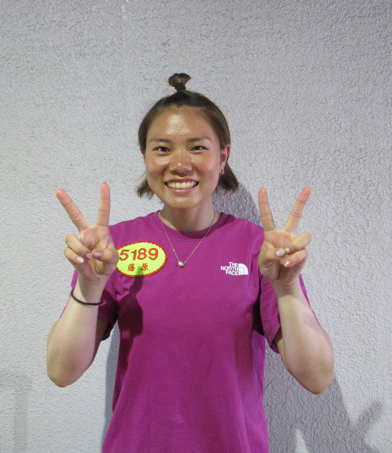 藤原早菜はオール岡山戦に初参戦し「得るものは大きかった」とトレードマークのおだんごでピースサイン（撮影・高田和典）