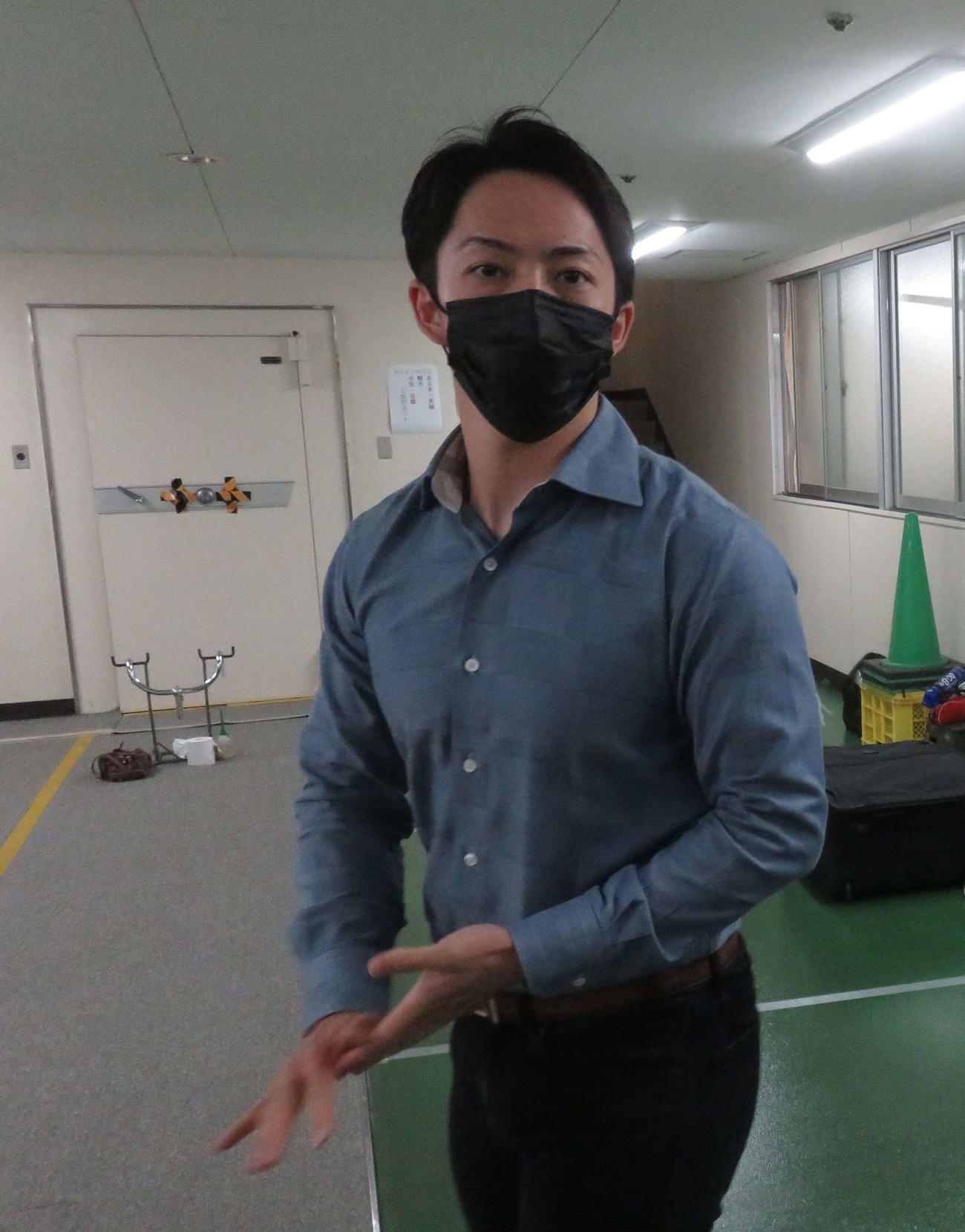 初日特選へ抱負を話す坂井洋（撮影・野島成浩）