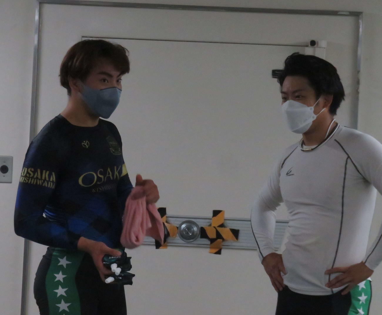 常次勇人（左）がレース後に城幸弘と健闘をたたえ合う（撮影・野島成浩）