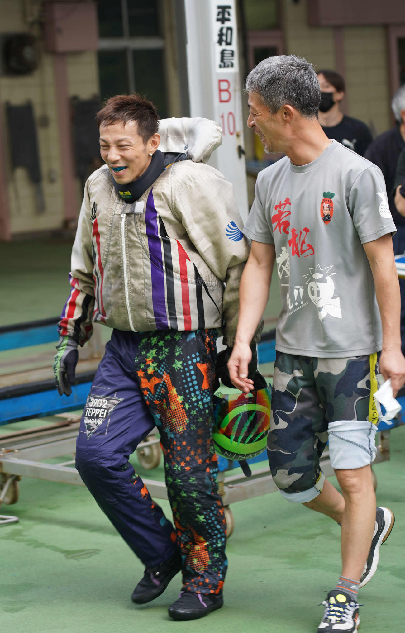 蜷川哲平（左）が3日目1、3着で準優勝負駆けに成功（右は林恵祐）