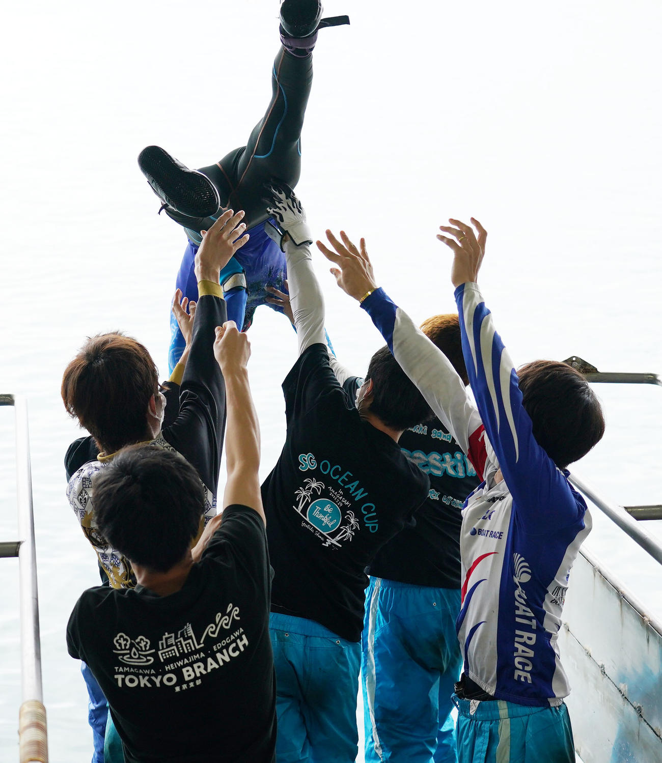 3R、1号艇で勝利しSG初勝利を達成し水神祭を受ける関（撮影・森本幸一）