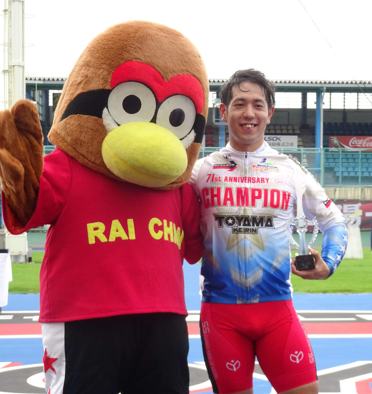 富山G3を制した松浦悠士はマスコットキャラクターの「ライちゃん」と記念撮影