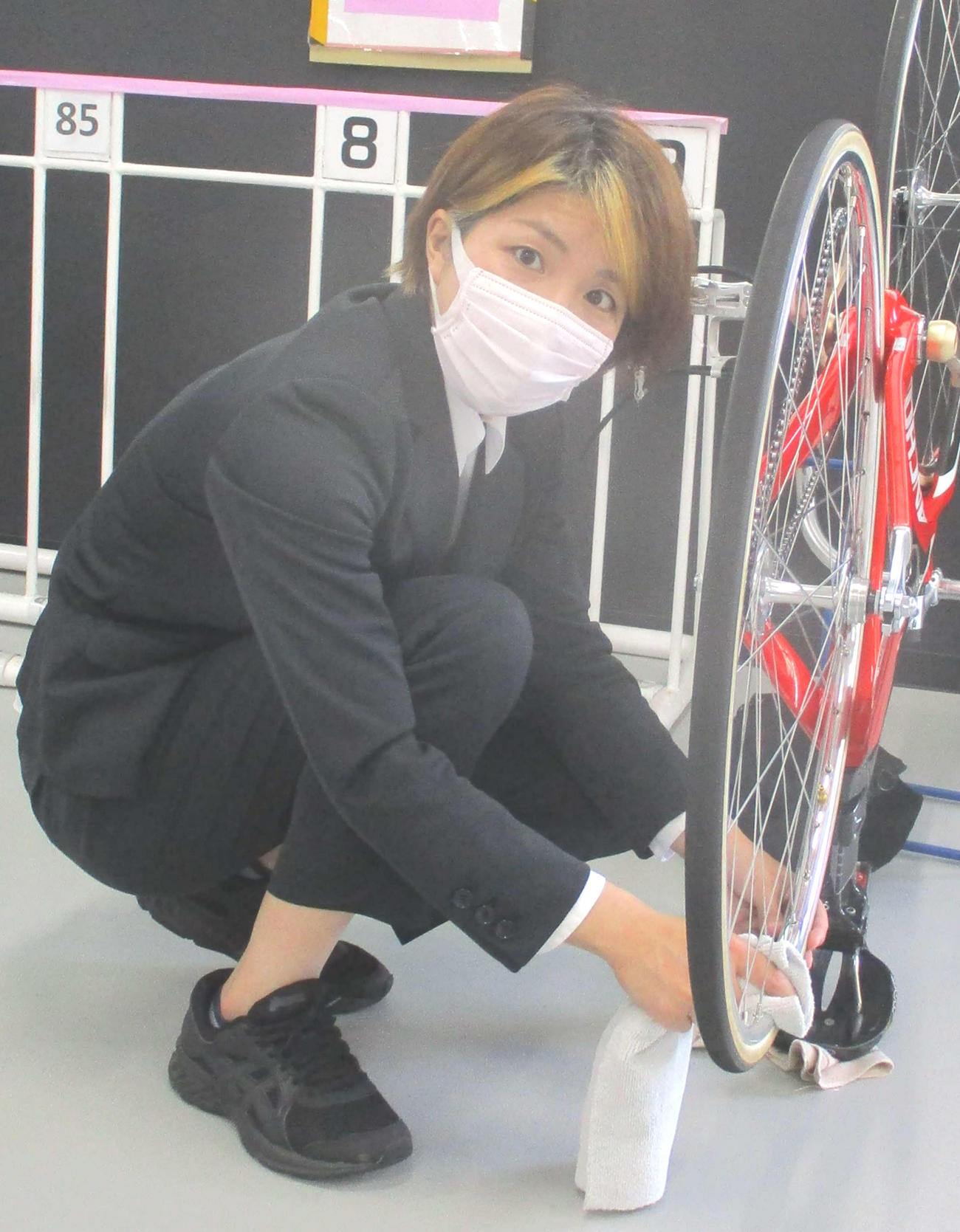 予1・6R，スーツ姿で自転車を組み立てる三谷尚子。その理由は「後から来られる先輩にあいさつするため」。恐れ入りました