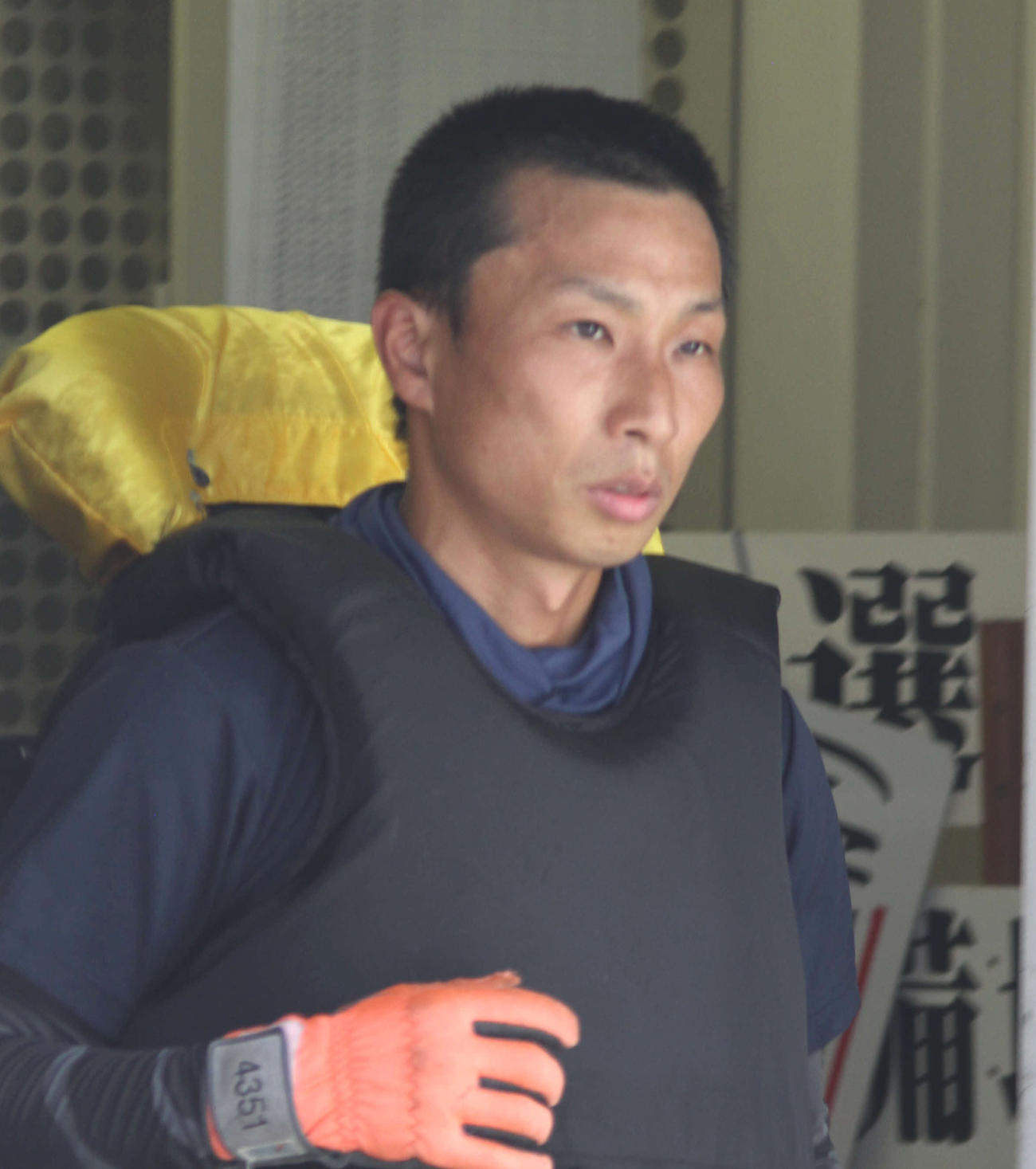 髪を短く刈った里岡右貴は初日連勝を果たした（撮影・北條直治）