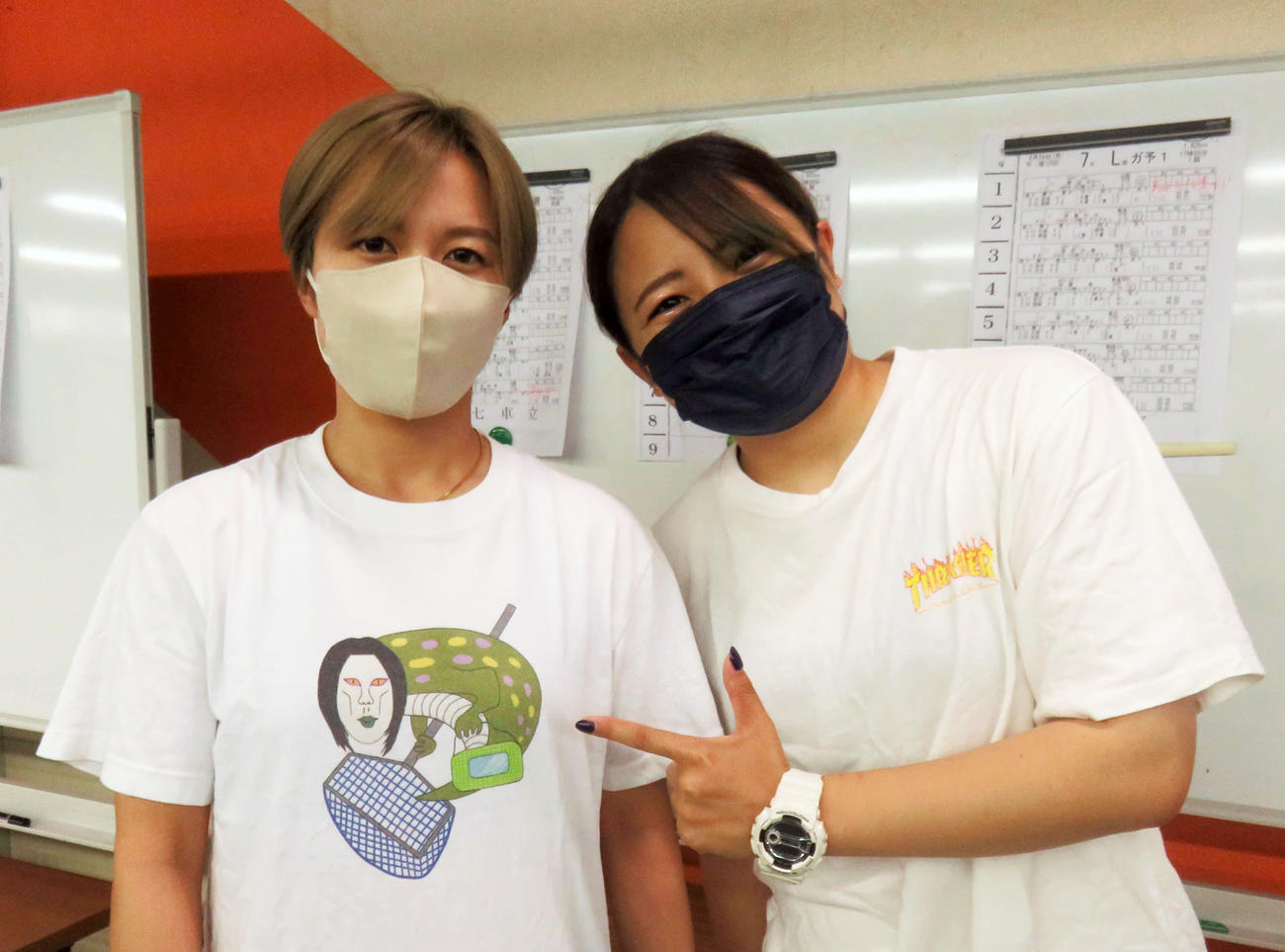 同期で仲良しの高木香帆（右）と松本ちひろが健闘を誓い合う（撮影・栗田文人）