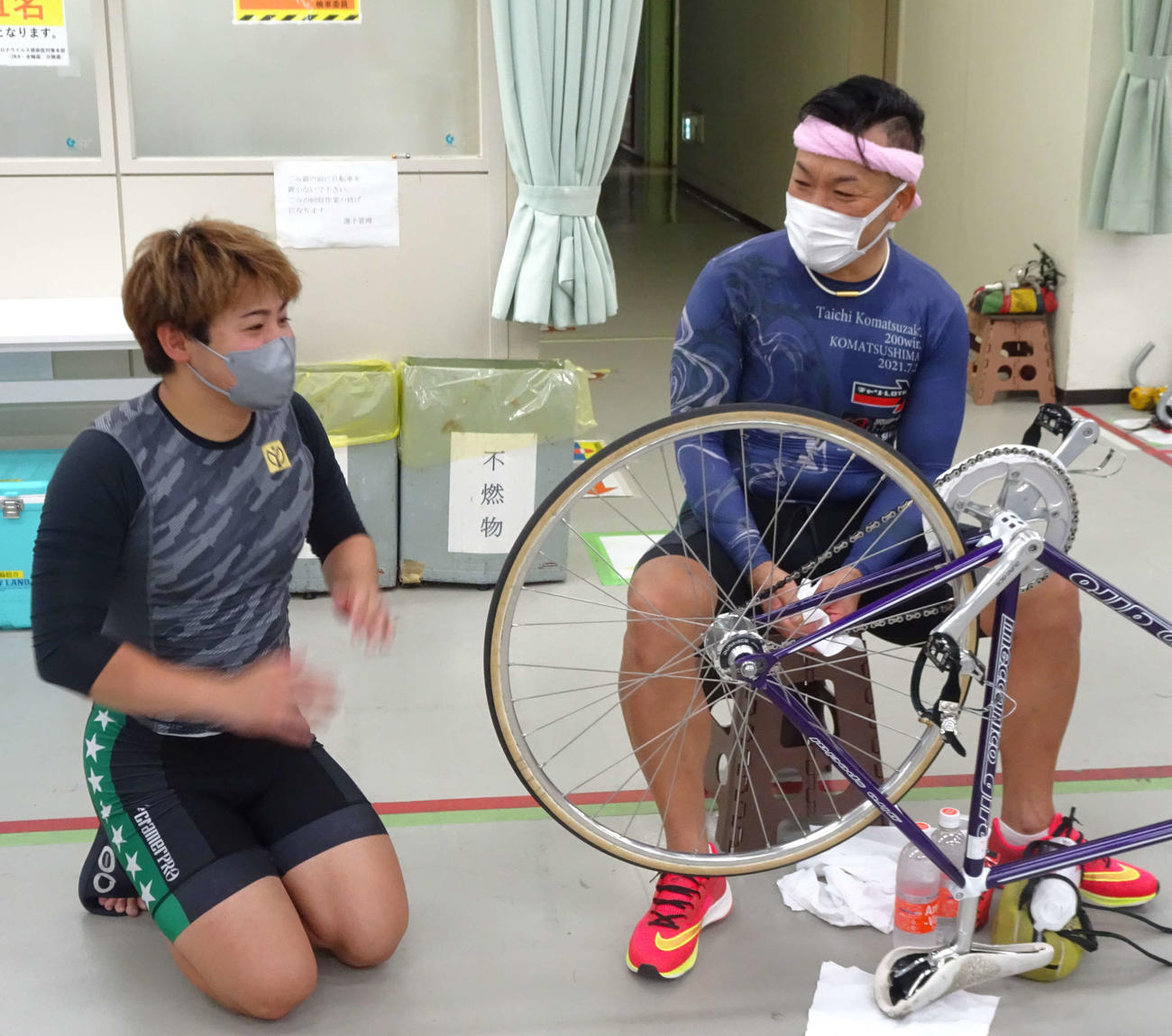 レース後、岡部芳幸（右）が桑名僚也と反省会