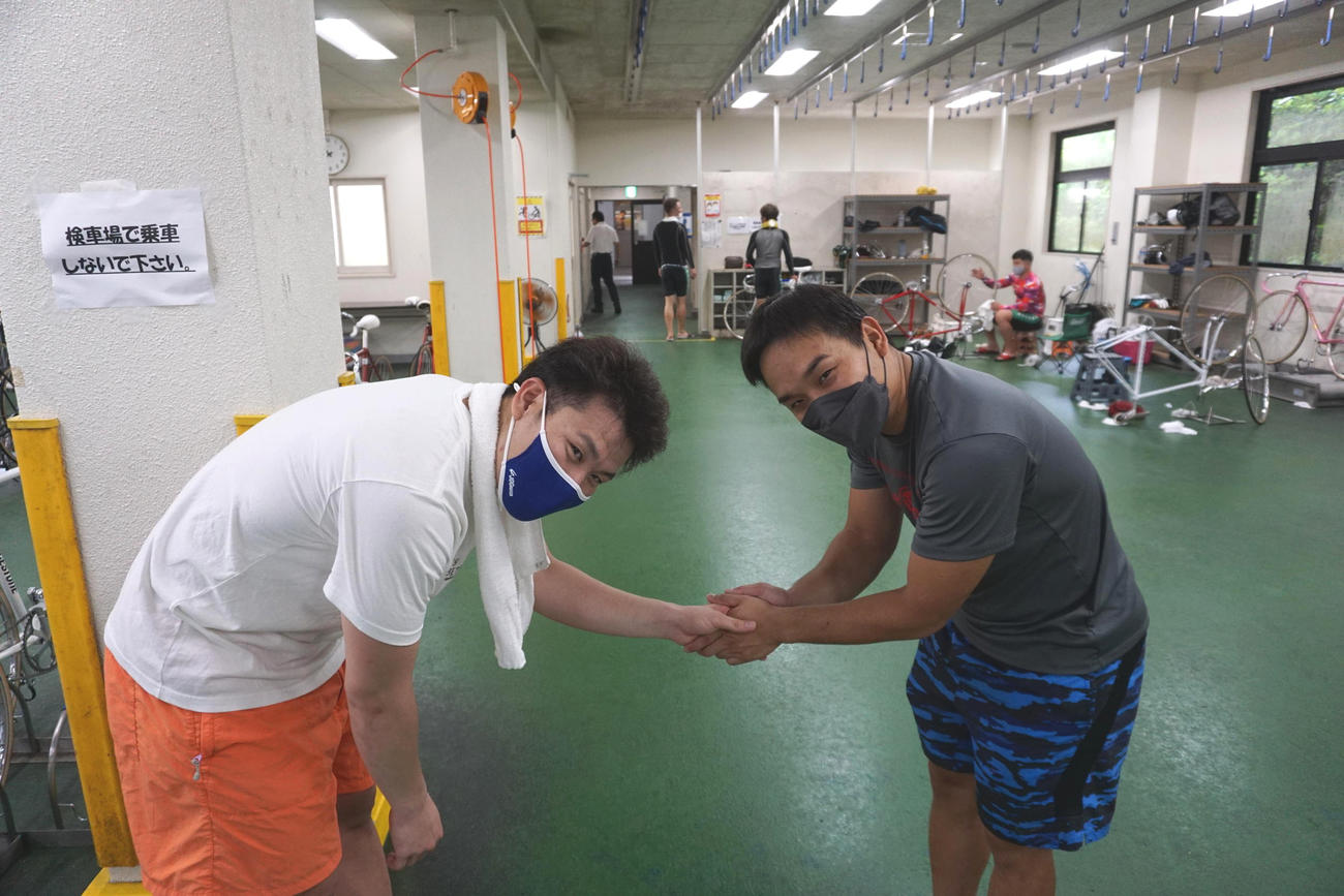 岡山コンビは米嶋恵介（右）が田中和磨の前回りを買って出た