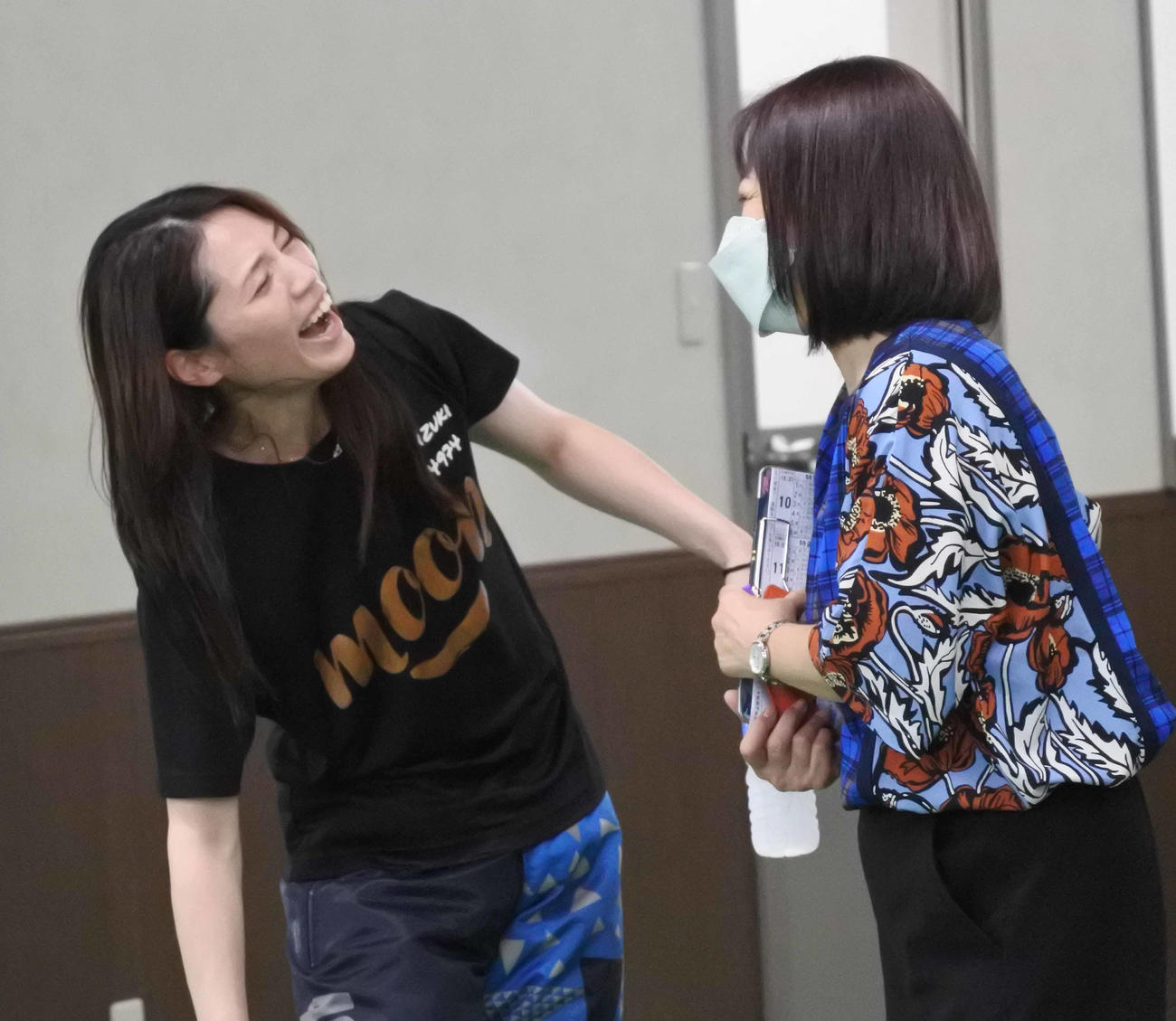 レース後に談笑する安井瑞紀（左）