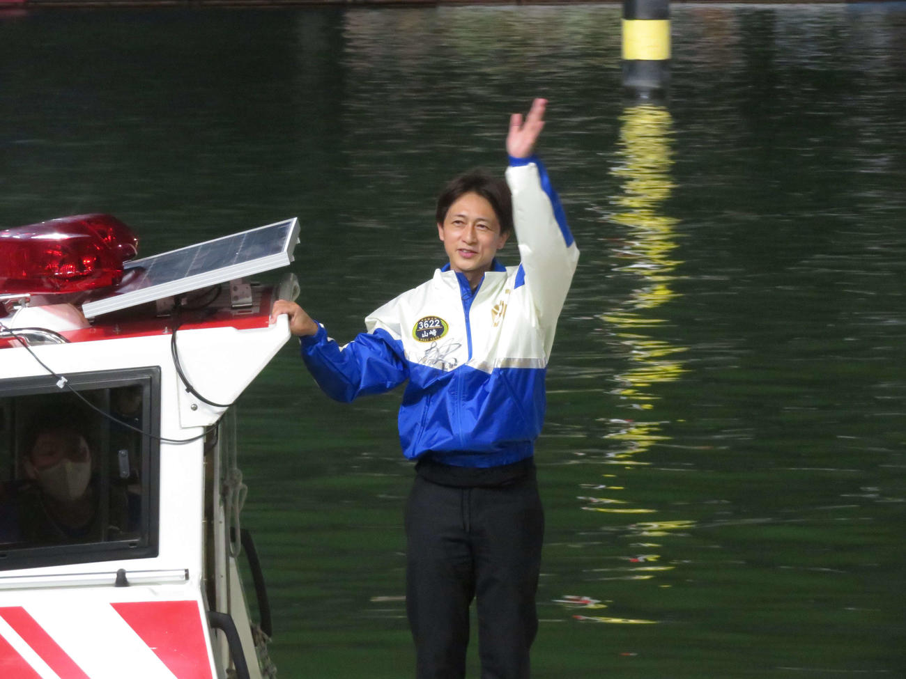メモリアルランで多くのファンに手を振る山崎智也さん