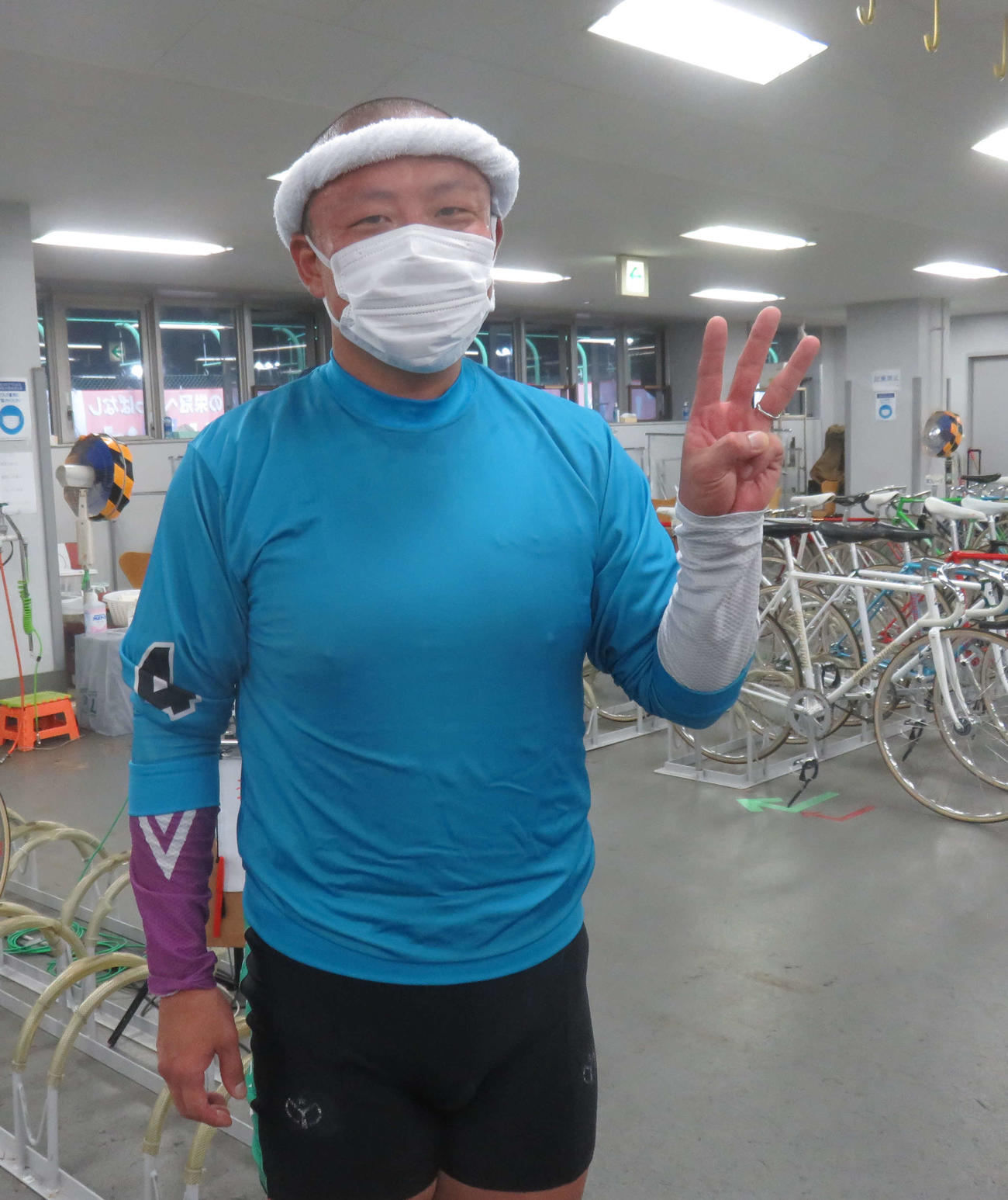 ホームバンクの京王閣でデビュー通算300勝を決めた鈴木雄一朗（撮影・栗田文人）
