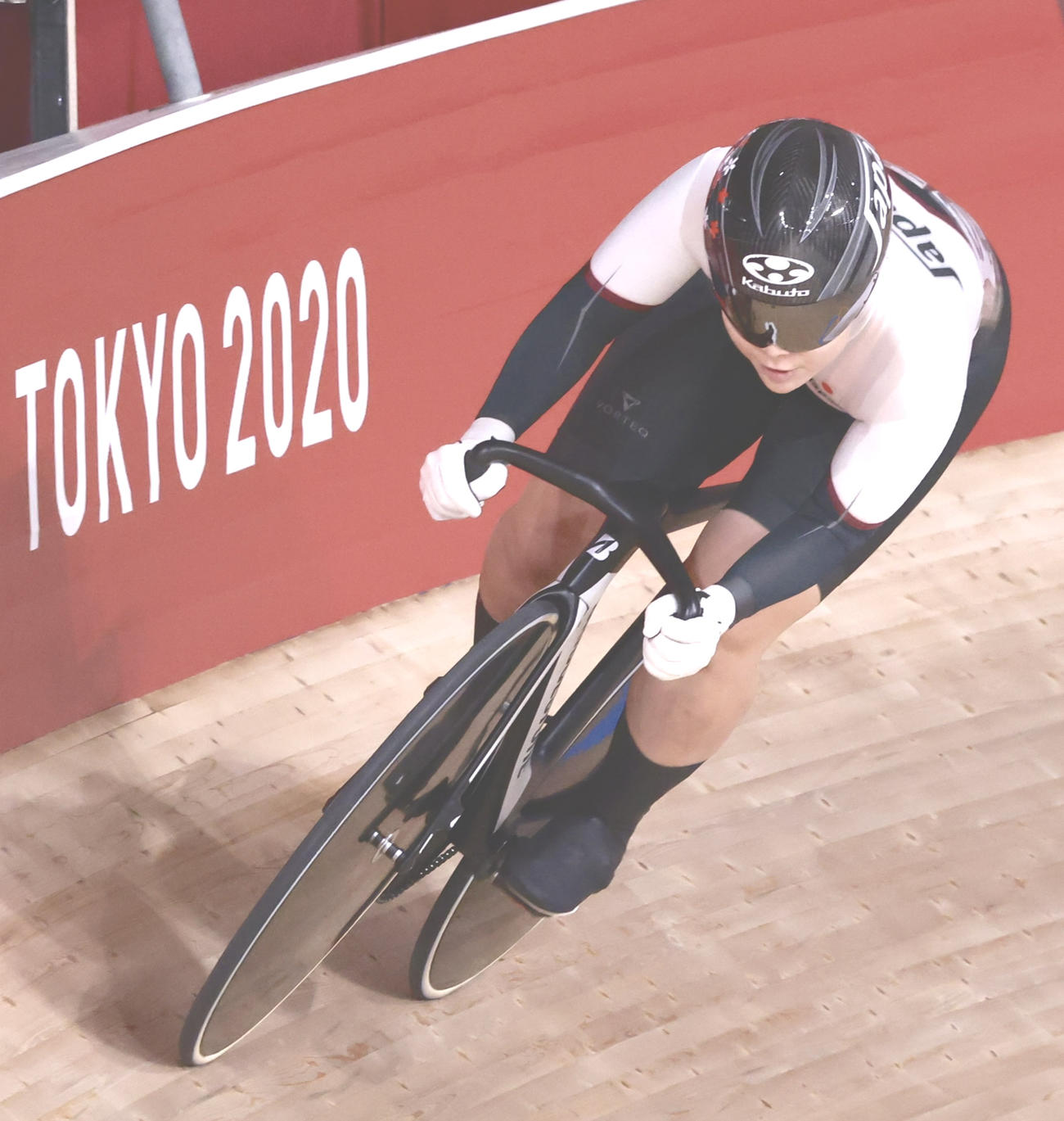 東京五輪・自転車競技の女子スプリント予選で力走する小林優香（2021年8月6日撮影）