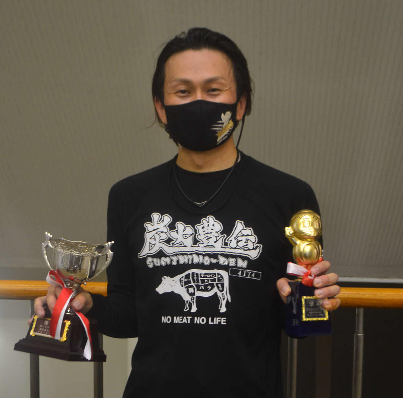 今年初優勝の赤坂俊輔は両手にトロフィーを持ち目尻を下げた