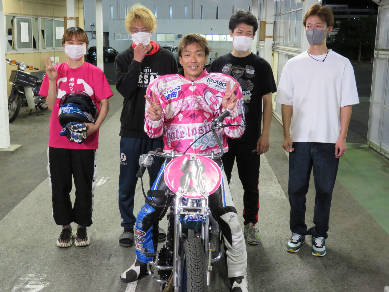 青山周平（中央）がスーパーハンデを克服してG1を制覇した（撮影・小川将司）