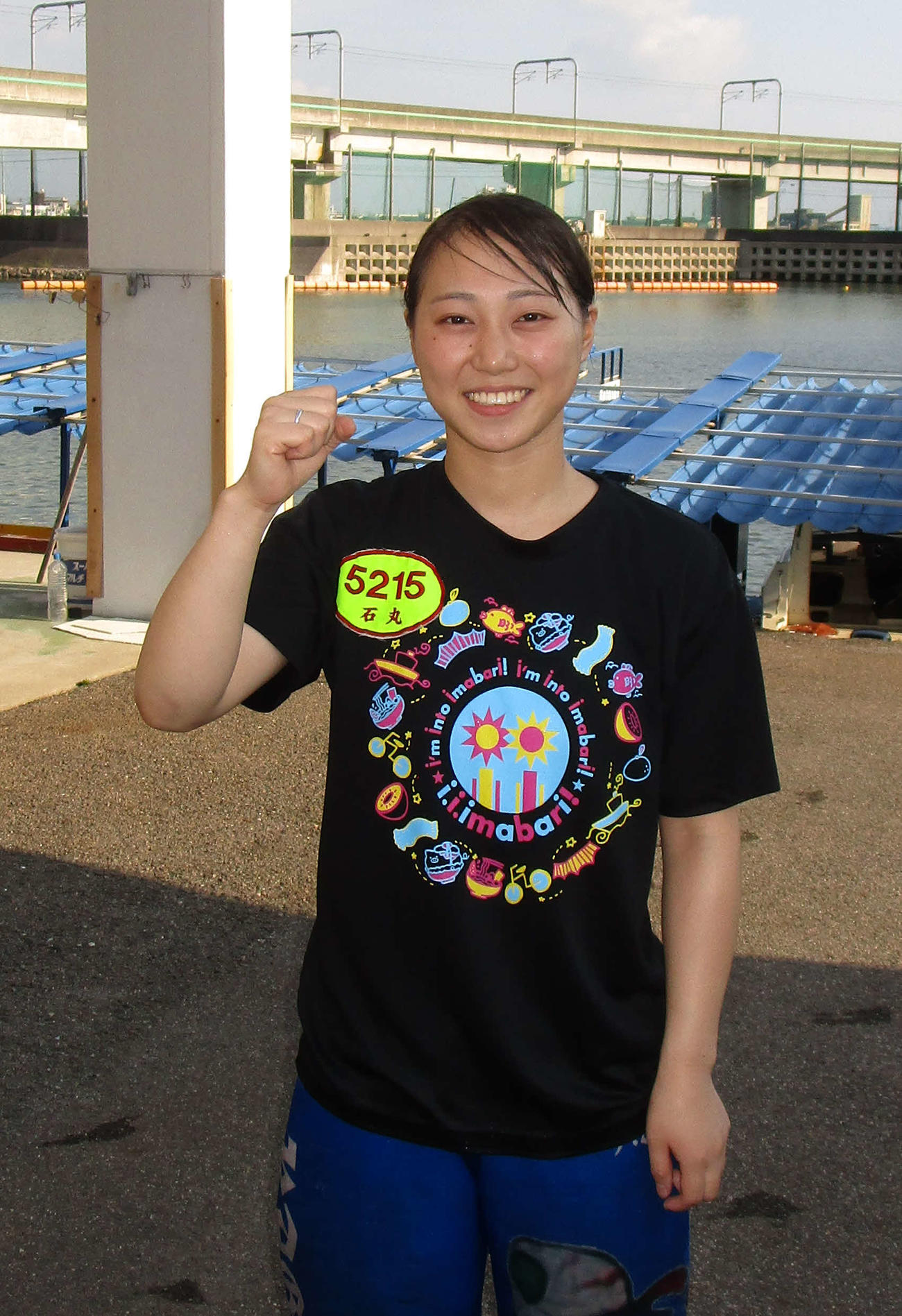 デビュー初勝利で水神祭を終え、ガッツポーズの石丸小槙