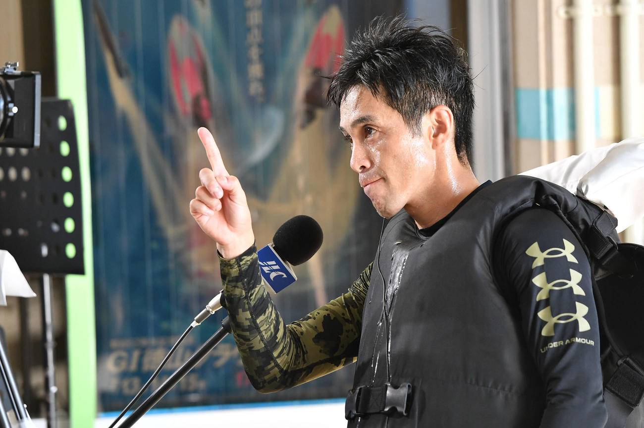 12Rの勝利インタビューでカメラに向かってポーズを決める菊地孝平